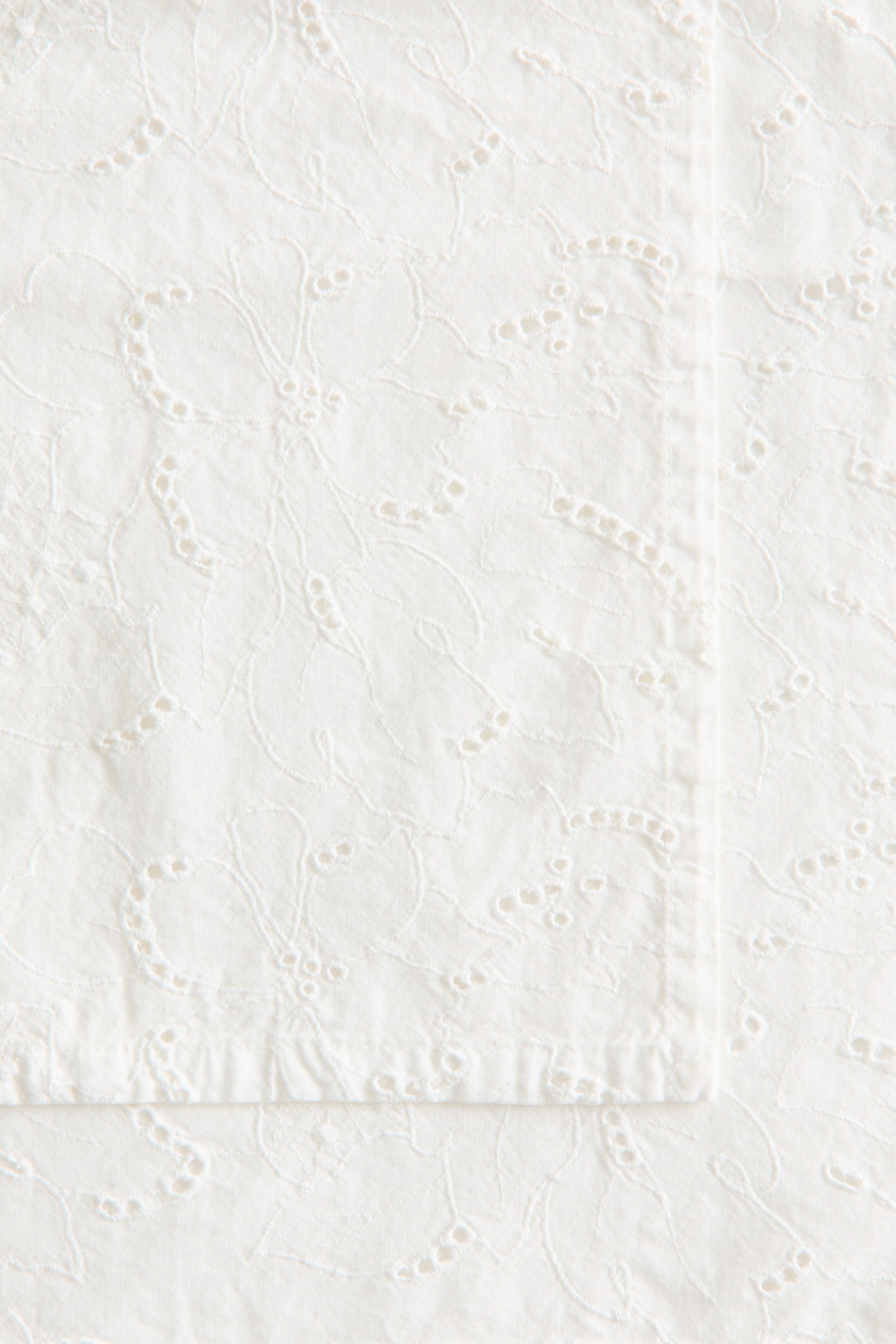 מארז 2 מפיות עם תחרה שוויצרית - לבן - 3