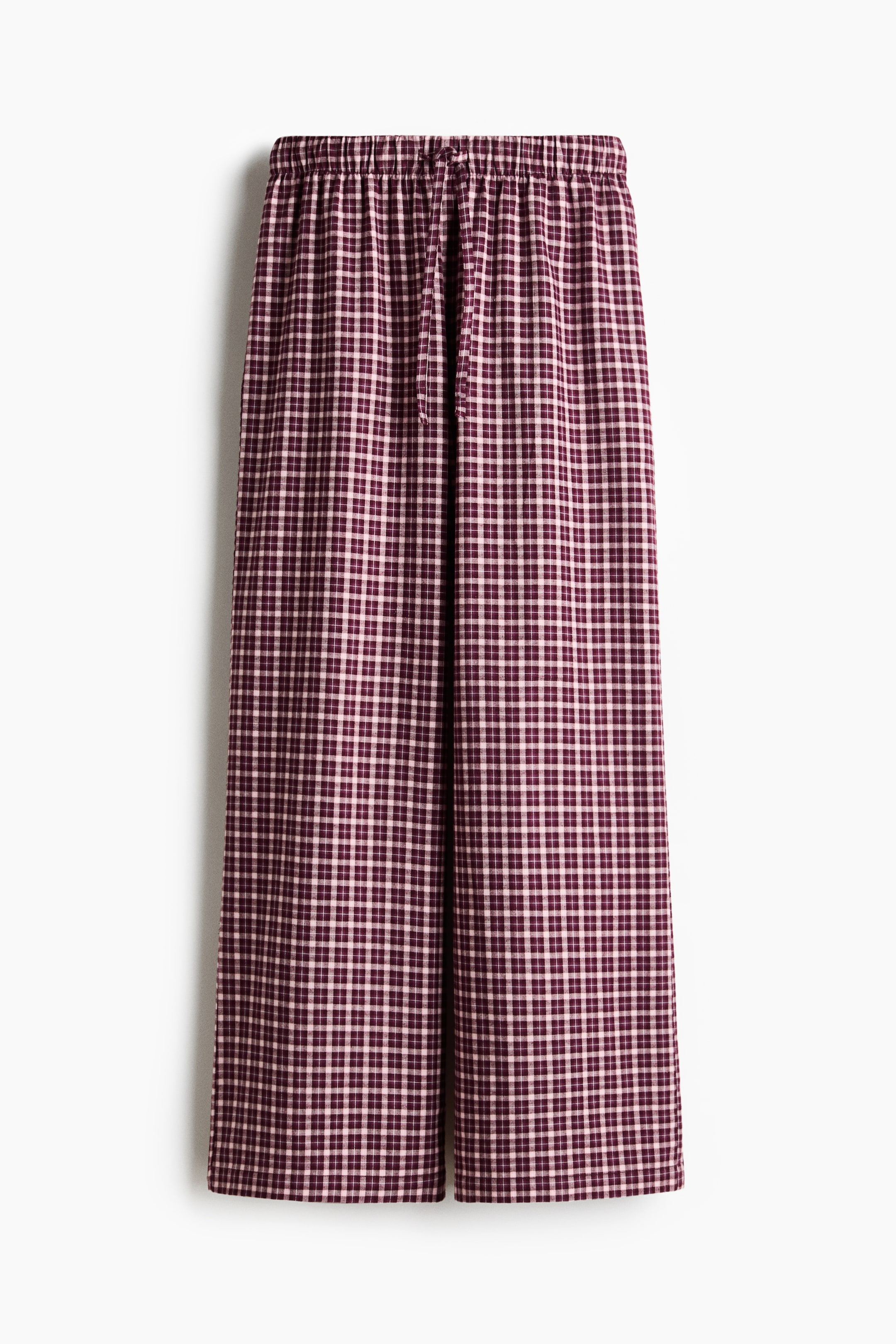 Größeres Bild anzeigen: Die Hose zeigt ein bordeauxfarbenes und cremefarbenes Vichy-Karo-Muster und verfügt über einen elastischen Bund mit Kordelzug; sie hängt frontseitig ausgerichtet.