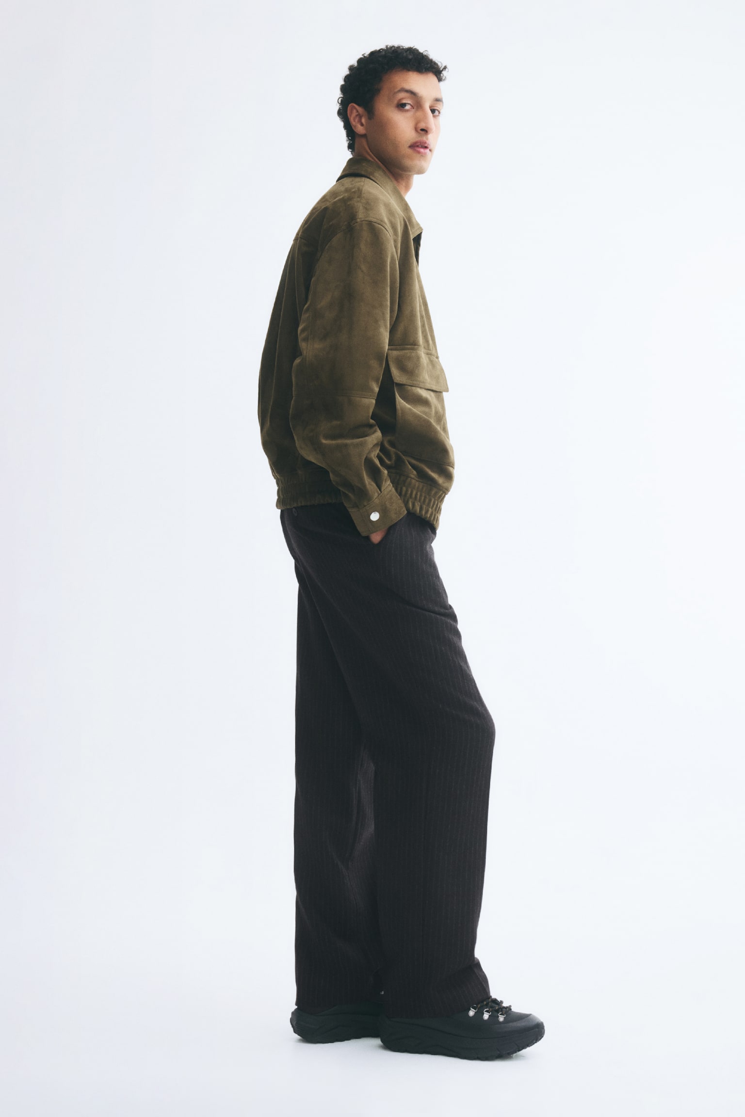 Мужские брюки H&M Relaxed Fit Pleated tailored, цвет: Чёрный — фото 4