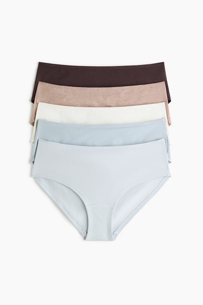 En stabel med fem bomullsbriefs ligger flatt og vender mot front, og viser en fargepalett som spenner fra mÃ¸rkebrun Ã¸verst til lyseblÃ¥ nederst. Briefsene har middels hÃ¸y midje og flate sÃ¸mmer rundt benÃ¥pningene. - 1