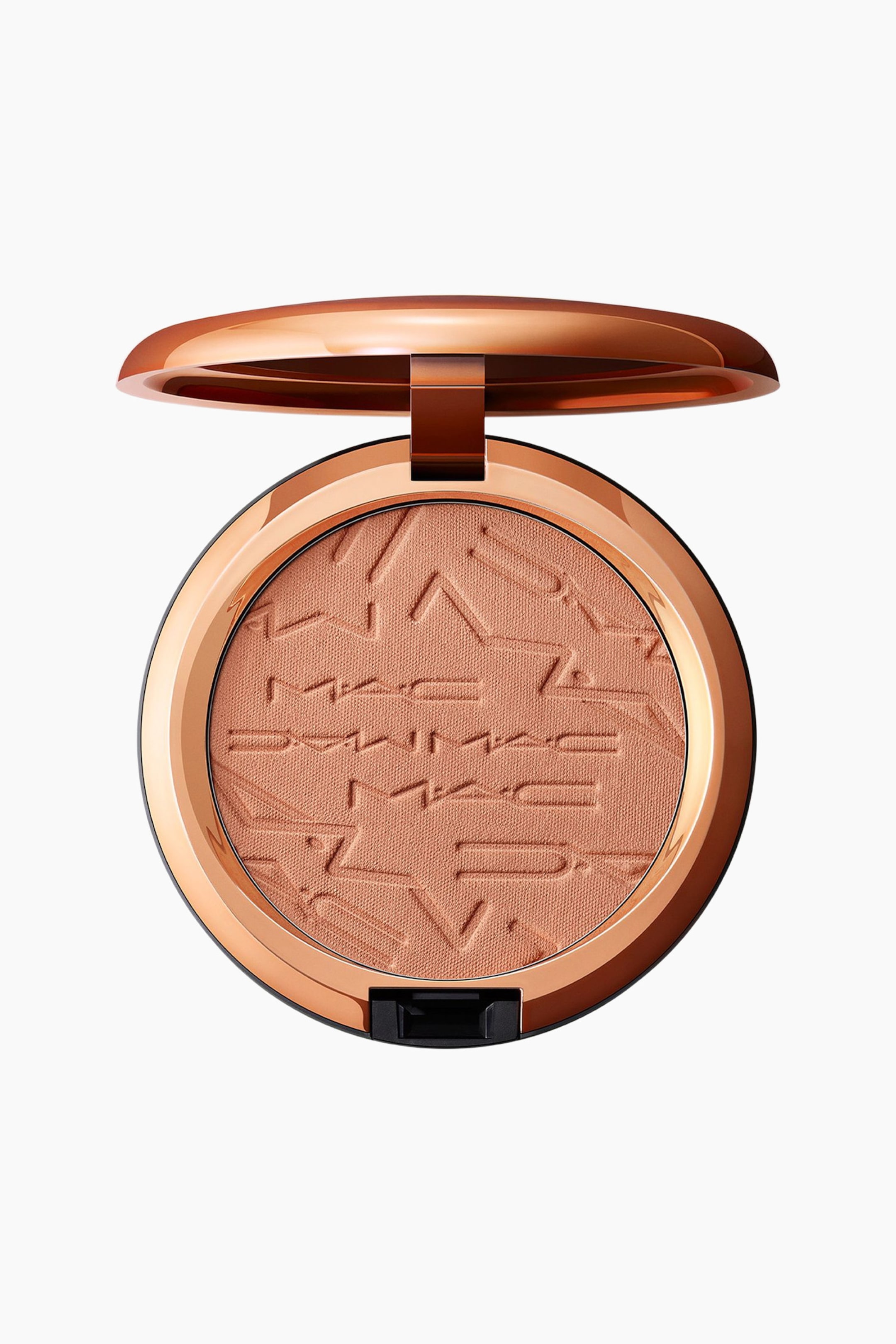 Visa större bild: En cirkulär, roséguldsmakeupkompakt står framåt och visar ett varmt persikobronzat pressat puder. Pudret har ett präglat stiliserat geometriskt mönster med upprepad "MAC"-text, medan kompaktens matchande lock står öppet.