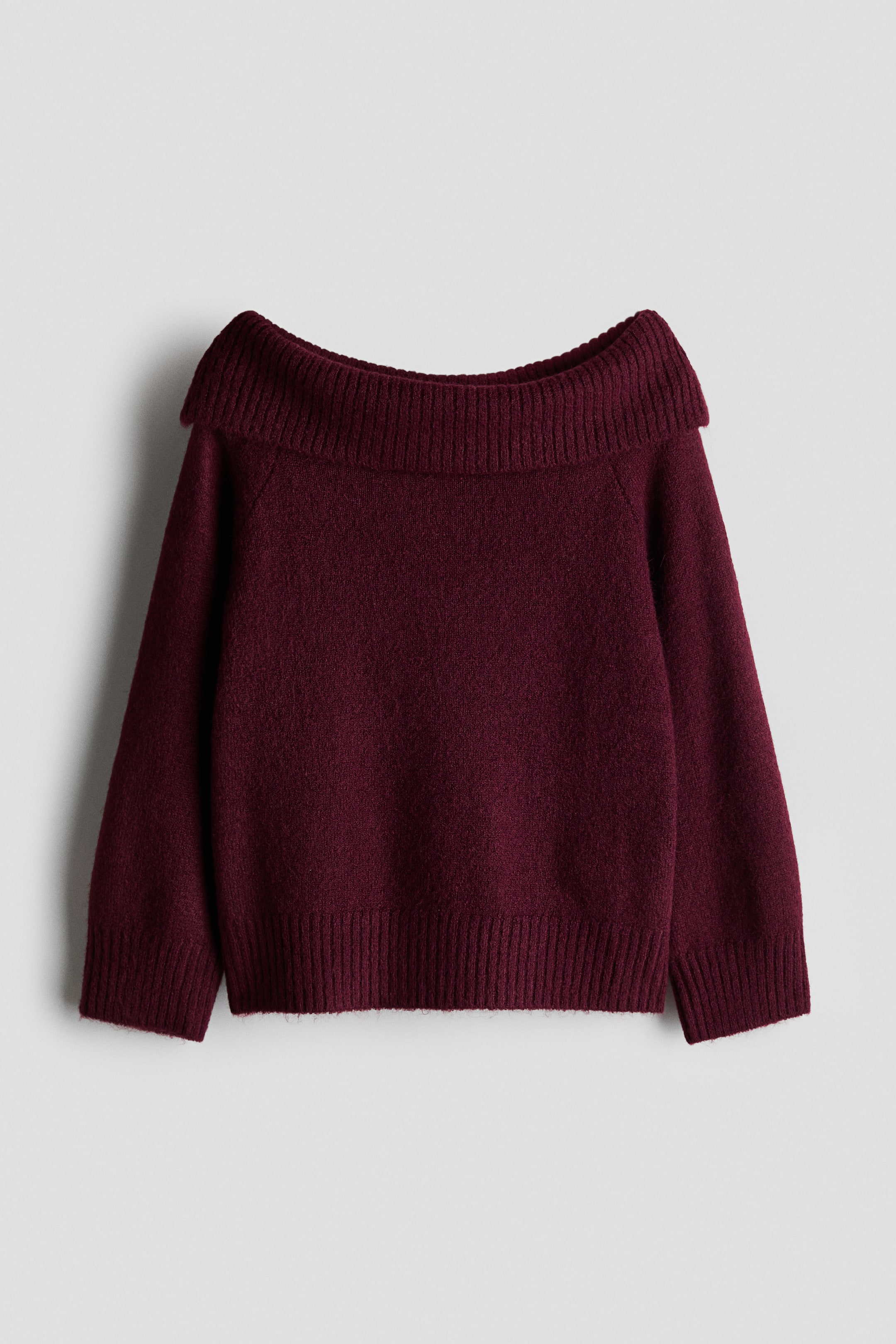 Voir une image plus grande: Un chandail en tricot doux couleur bourgogne est présenté de face. Il est doté d'un large col rabattu côtelé, de manches longues et de poignets et ourlet côtelés.