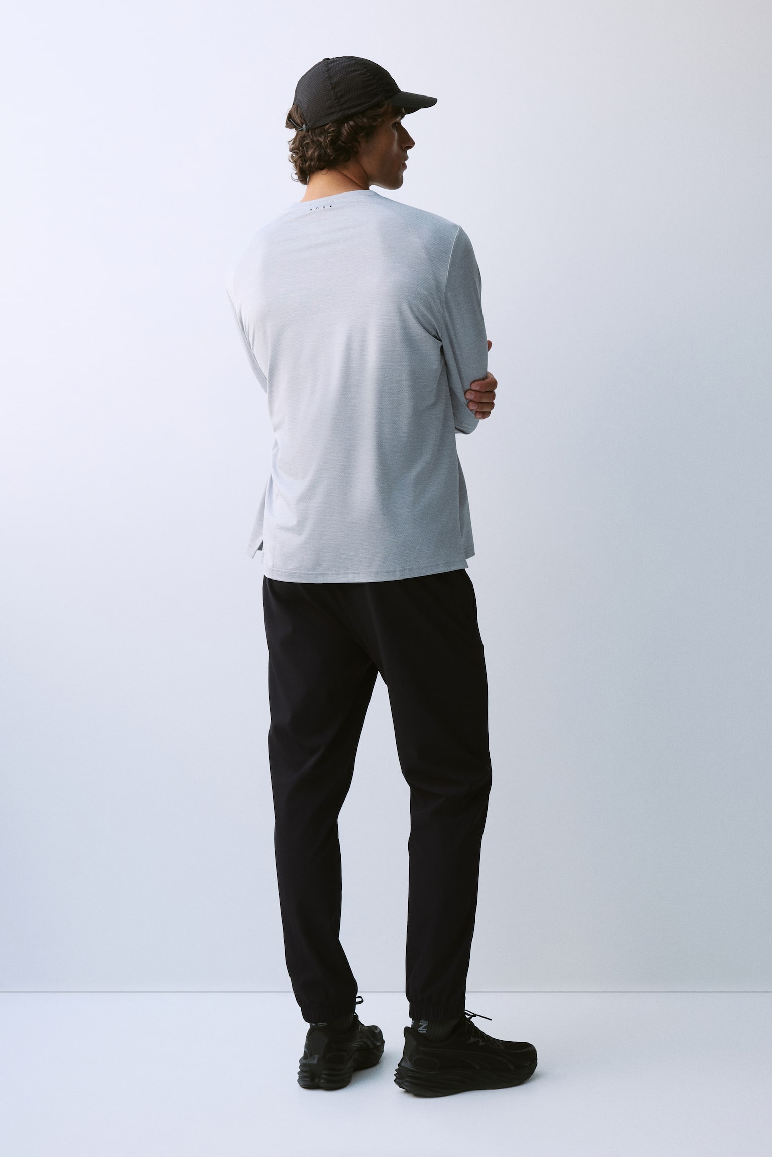 Мужские брюки H&M Regular-Fit Tapered Sports Joggers with DryMove™, цвет: Чёрный — фото 5