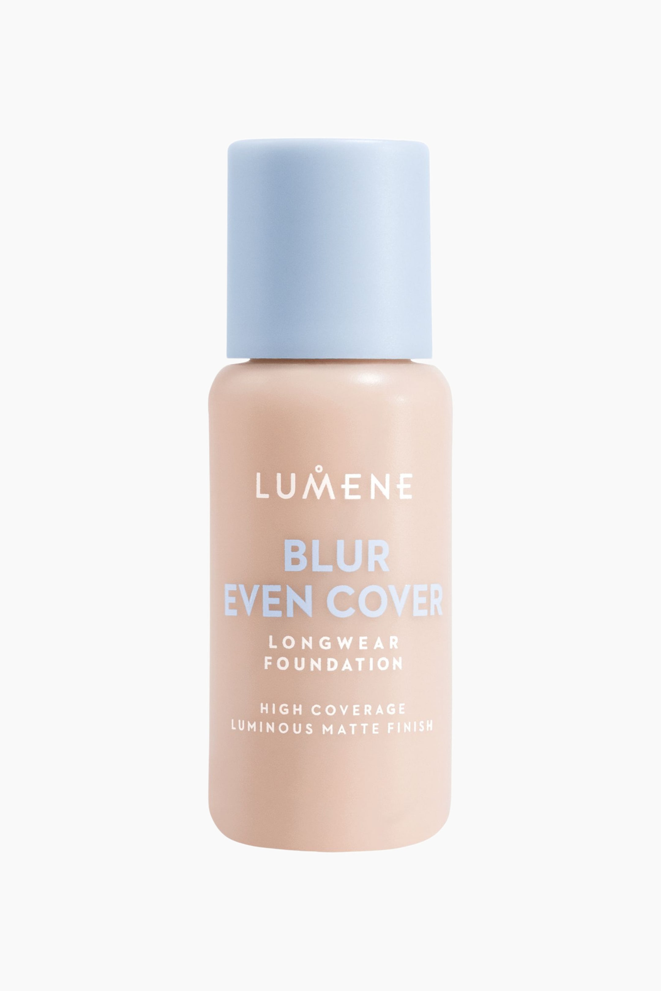 Visa större bild: En ljus persikofärgad foundationflaska står upprätt, med en matt finish och ett ljust blått cylindriskt lock. Framsidan av flaskan visar texten "LUMENE BLUR EVEN COVER LONGWEAR FOUNDATION" och "HIGH COVERAGE LUMINOUS MATTE FINISH" i ljusblått.