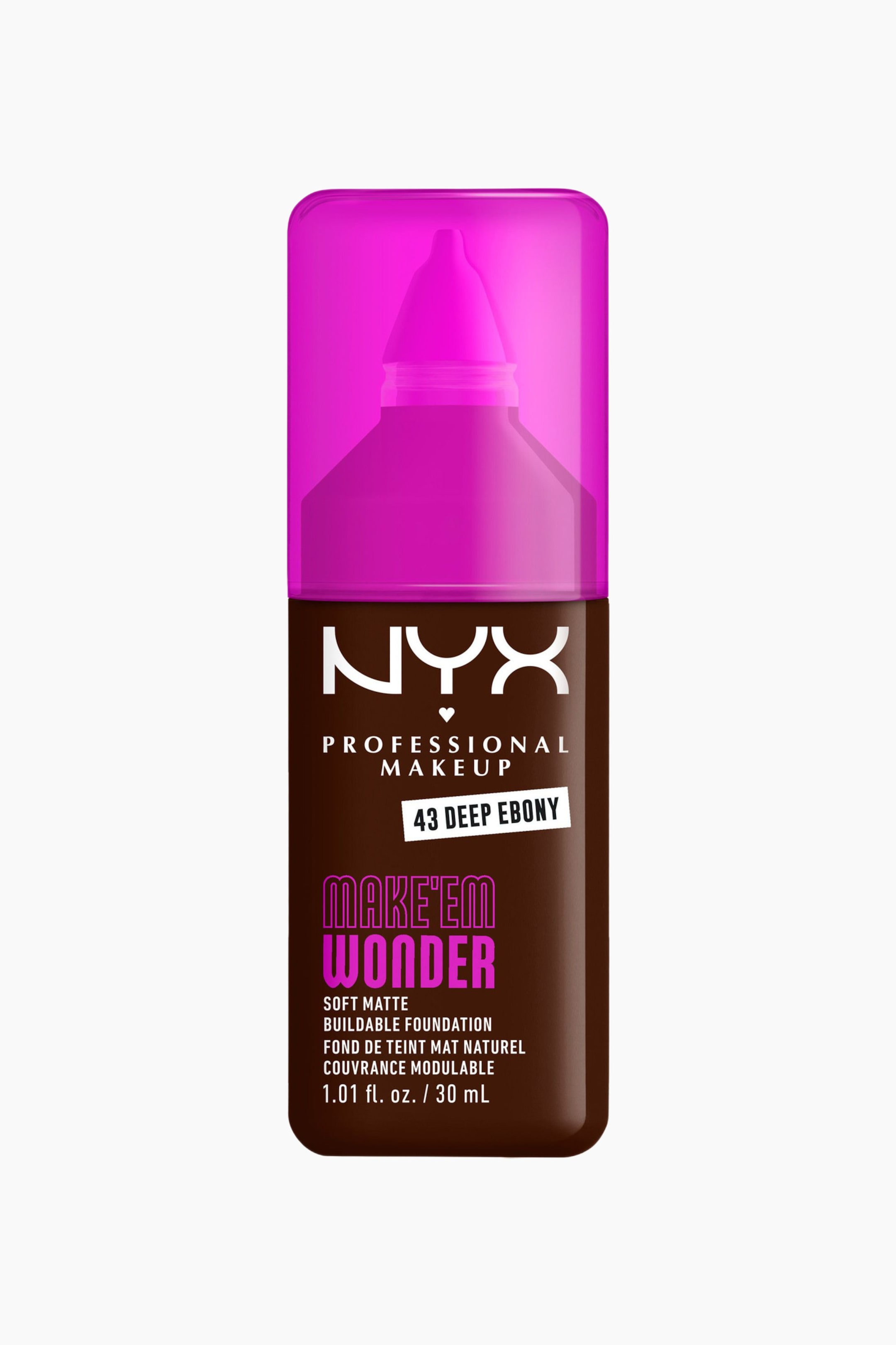 Visa större bild: En mörkbrun foundationflaska står upprätt, vänd framåt. Den har ett halvgenomskinligt magentafärgat lock och en etikett som visar "NYX Professional Makeup", "43 Deep Ebony" och "Make 'Em Wonder Soft Matte Buildable Foundation" i vit och magentafärgad text.