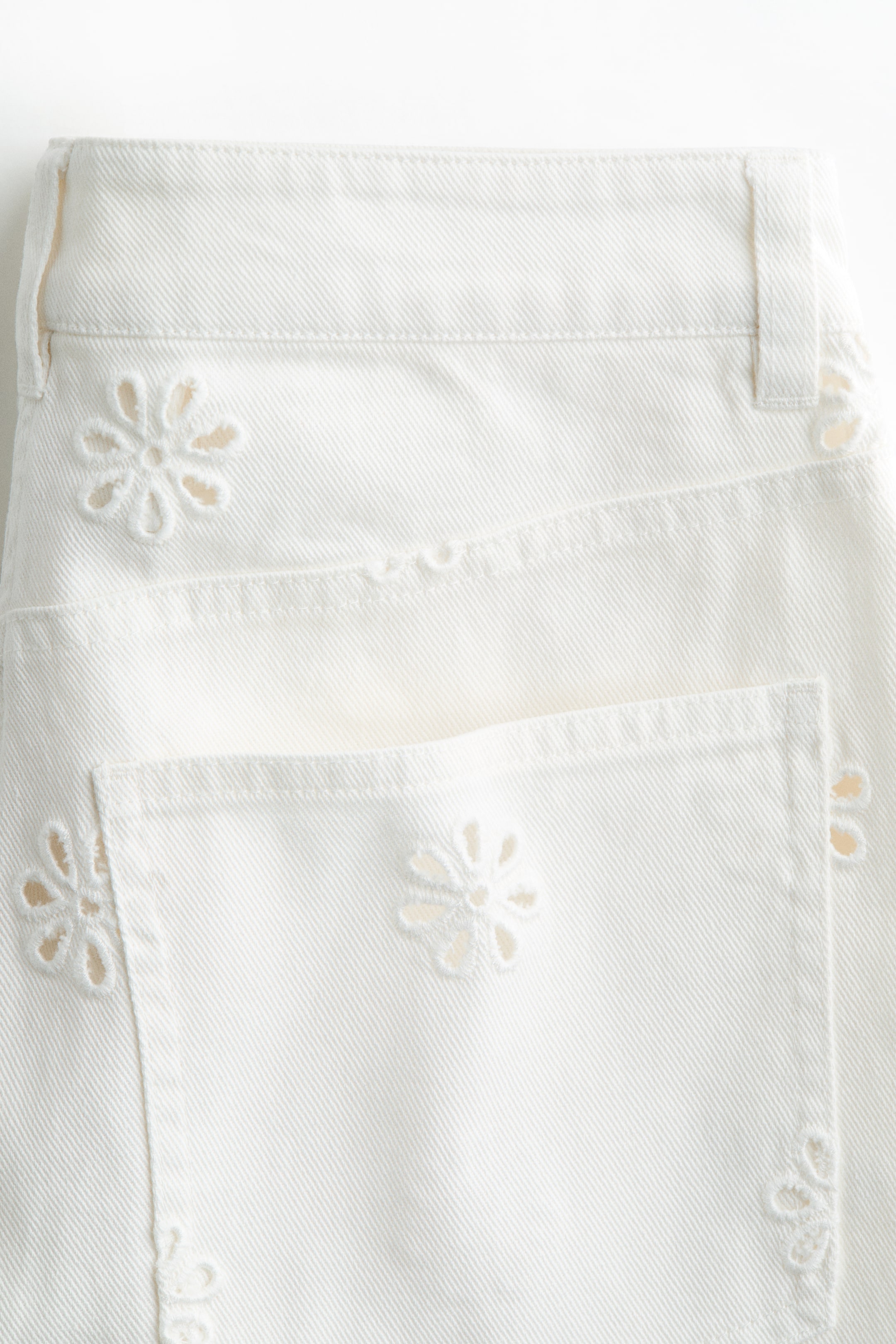 Pantalon en sergé avec broderie anglaise