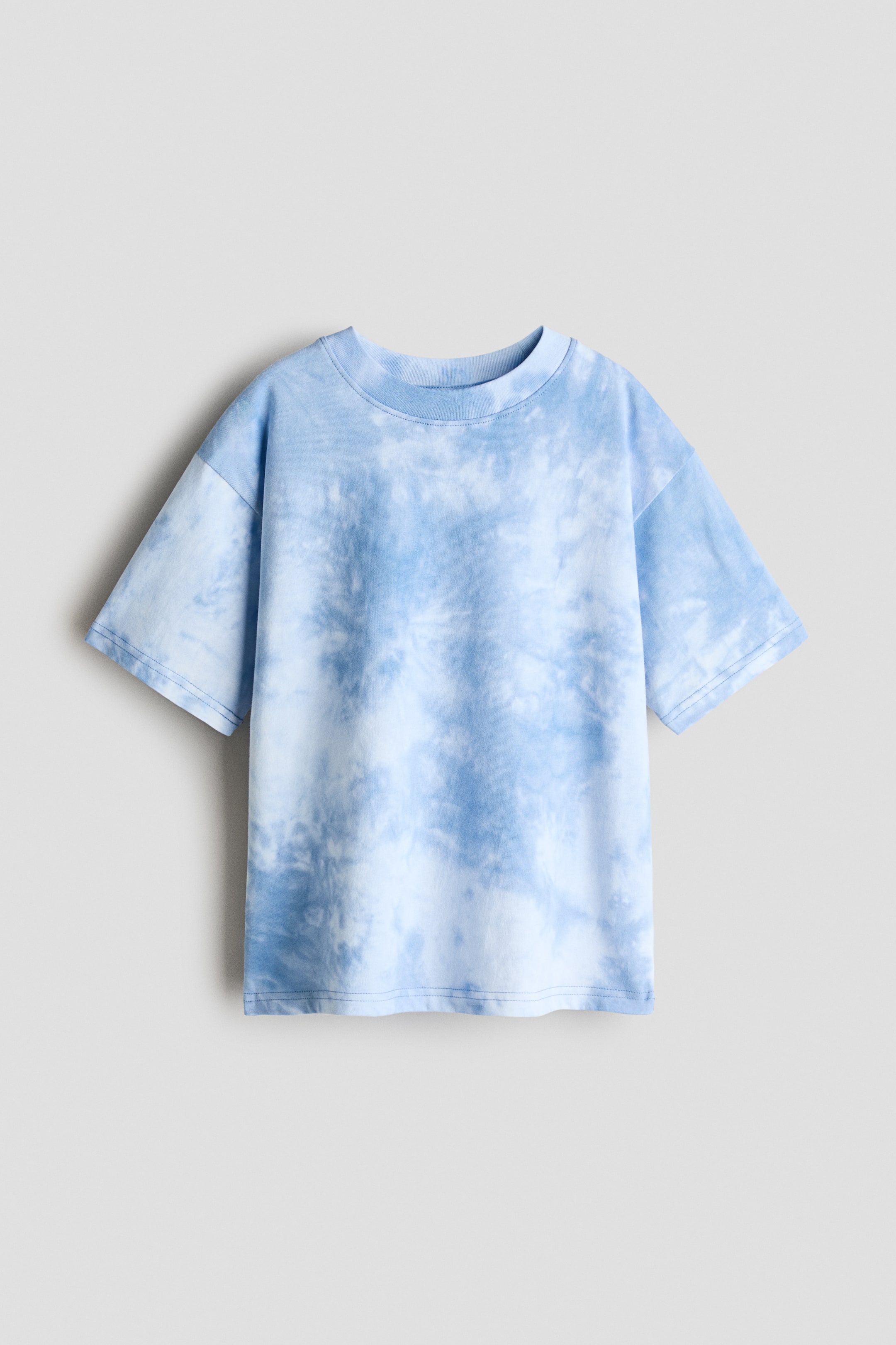 Ver imagen más grande: Una camiseta de ajuste holgado está de frente, mostrando un estampado tie-dye azul y blanco en jersey de algodón. Presenta un cuello acanalado y hombros caídos.