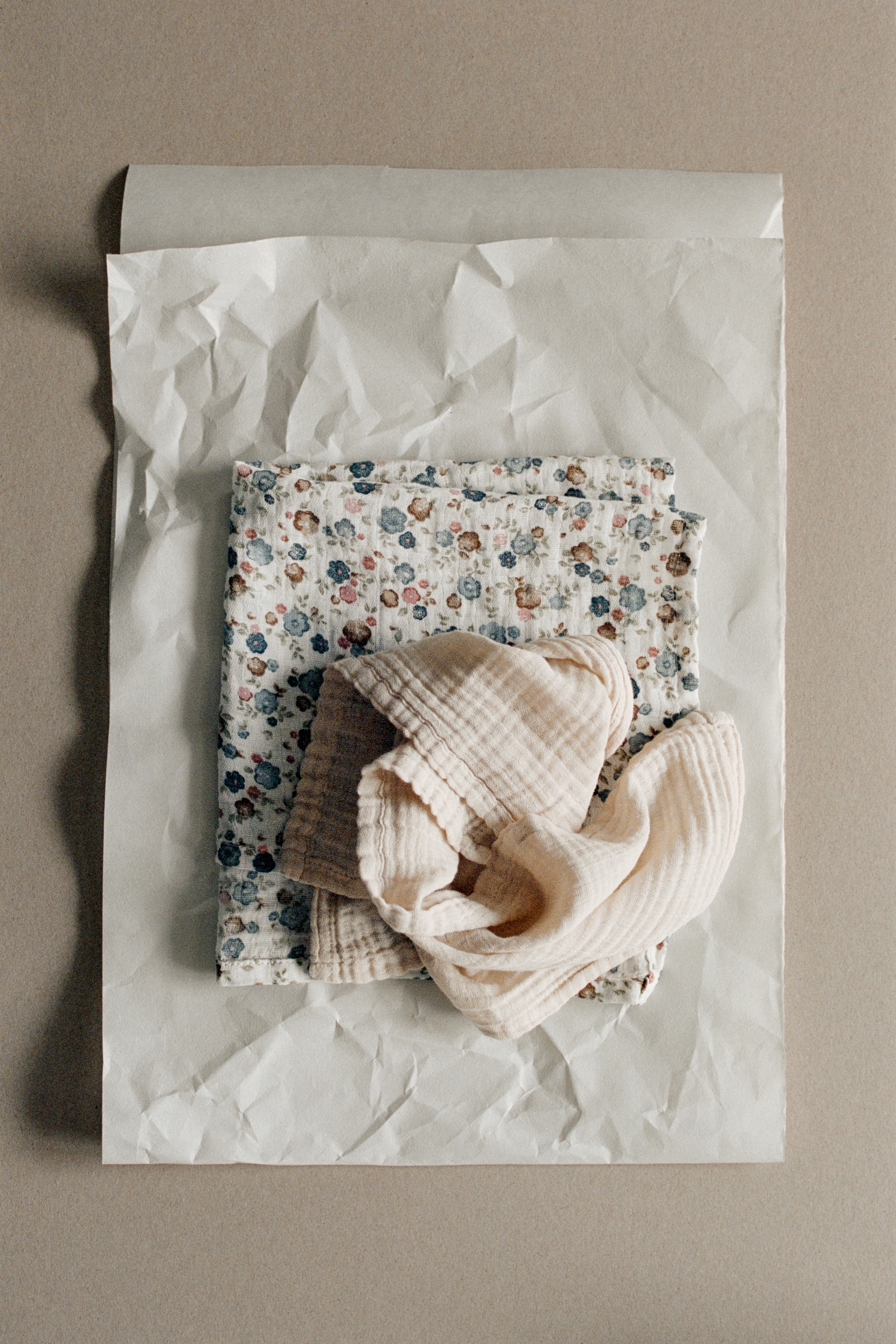 Set de 2 protecții antiregurgitare din muselină - Alb/flori/Alb/urși/Alb/inimi/Alb/câini/Alb/stele/Alb/trifoi