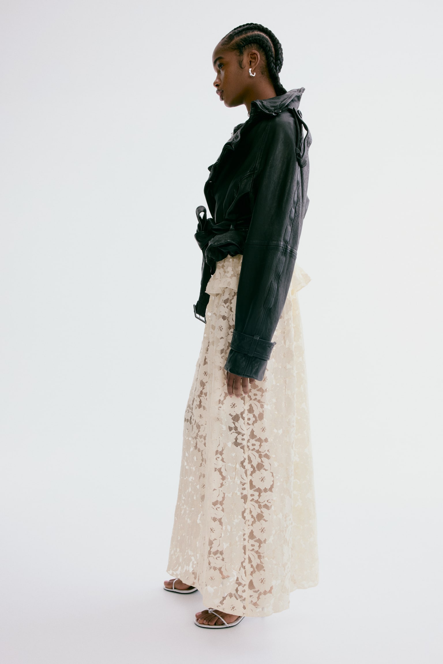 Пола от дантела със средна дължина - Светлобежов - 4