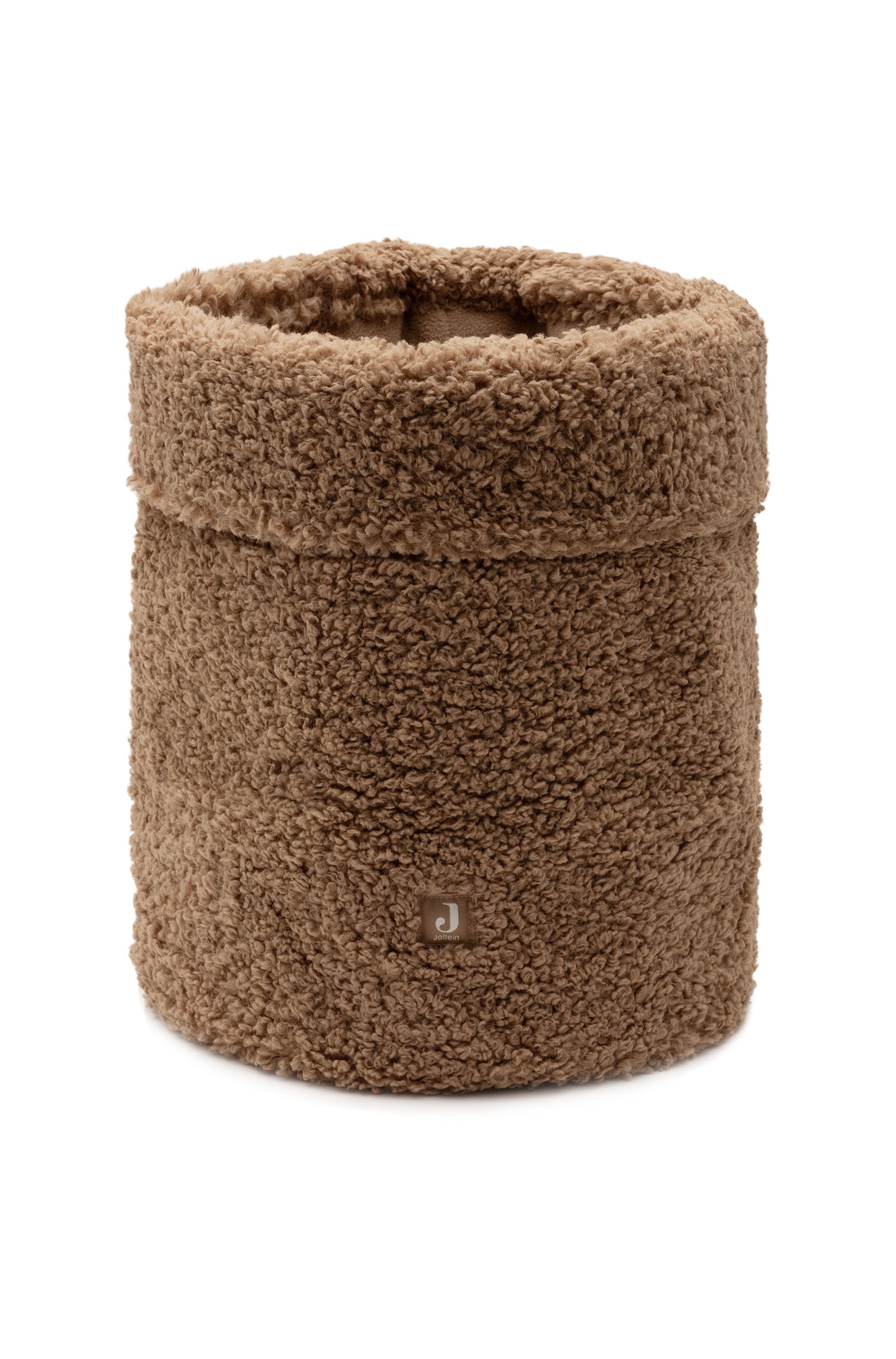 Een cilindrische opbergmand van getextureerde, bruine teddyfleece staat rechtop met de bovenrand omgeslagen. Binnenin zit een crÃ¨mekleurig knuffellama, dat over de rand heen kijkt.