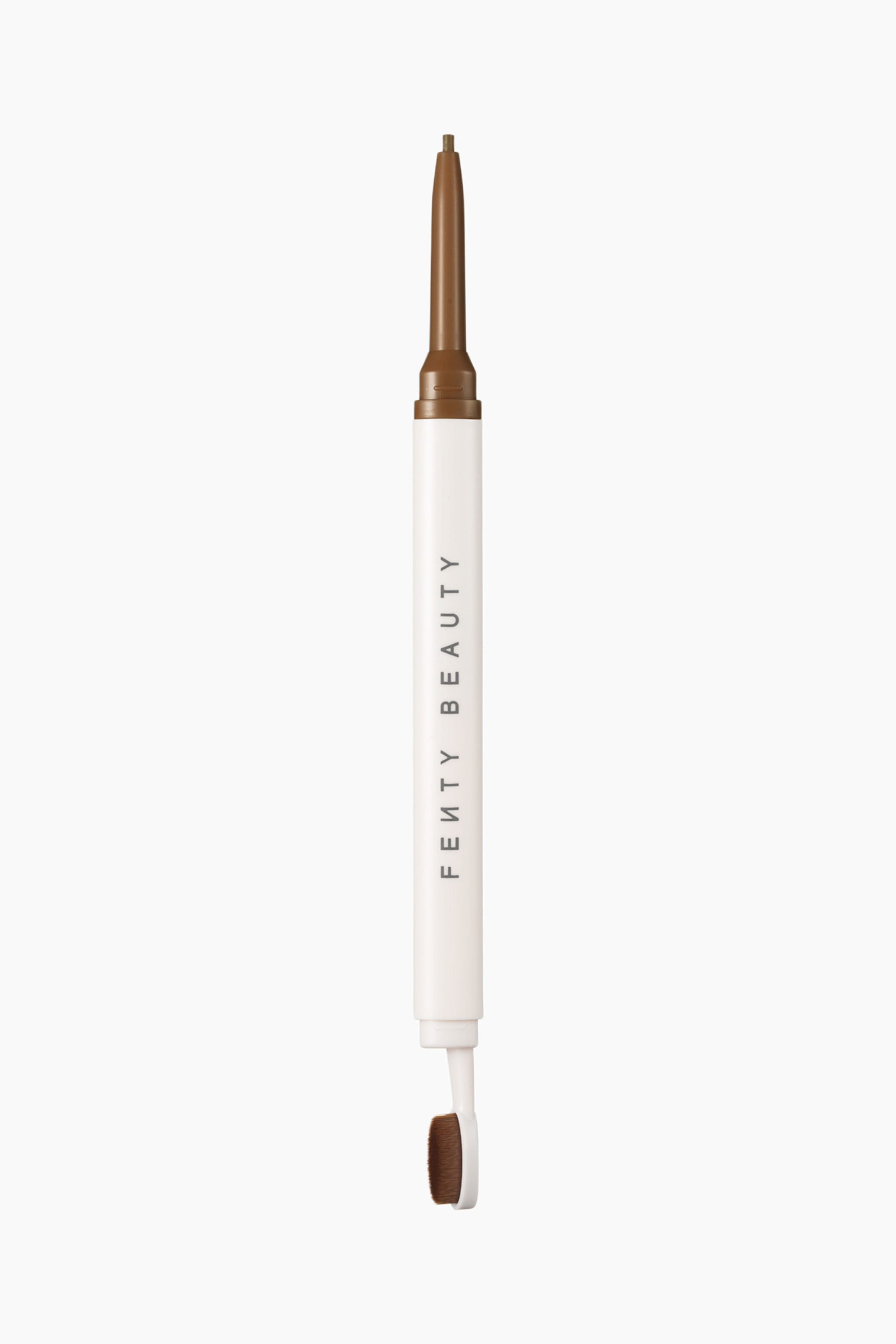 Visa större bild: The Brow Mvp Ultra Fine Brow Pencil & Styler står upprätt och visar sin dubbelsidiga design. Den övre änden har en oskyddad, fin infällbar pennspets i brunt, medan den nedre änden visar en liten paddelformad stylingborste med täta bruna strån. Det centrala vita cylindriska skaftet visar varumärkesnamnet "FENTY BEAUTY" tryckt lodrätt i grått.
