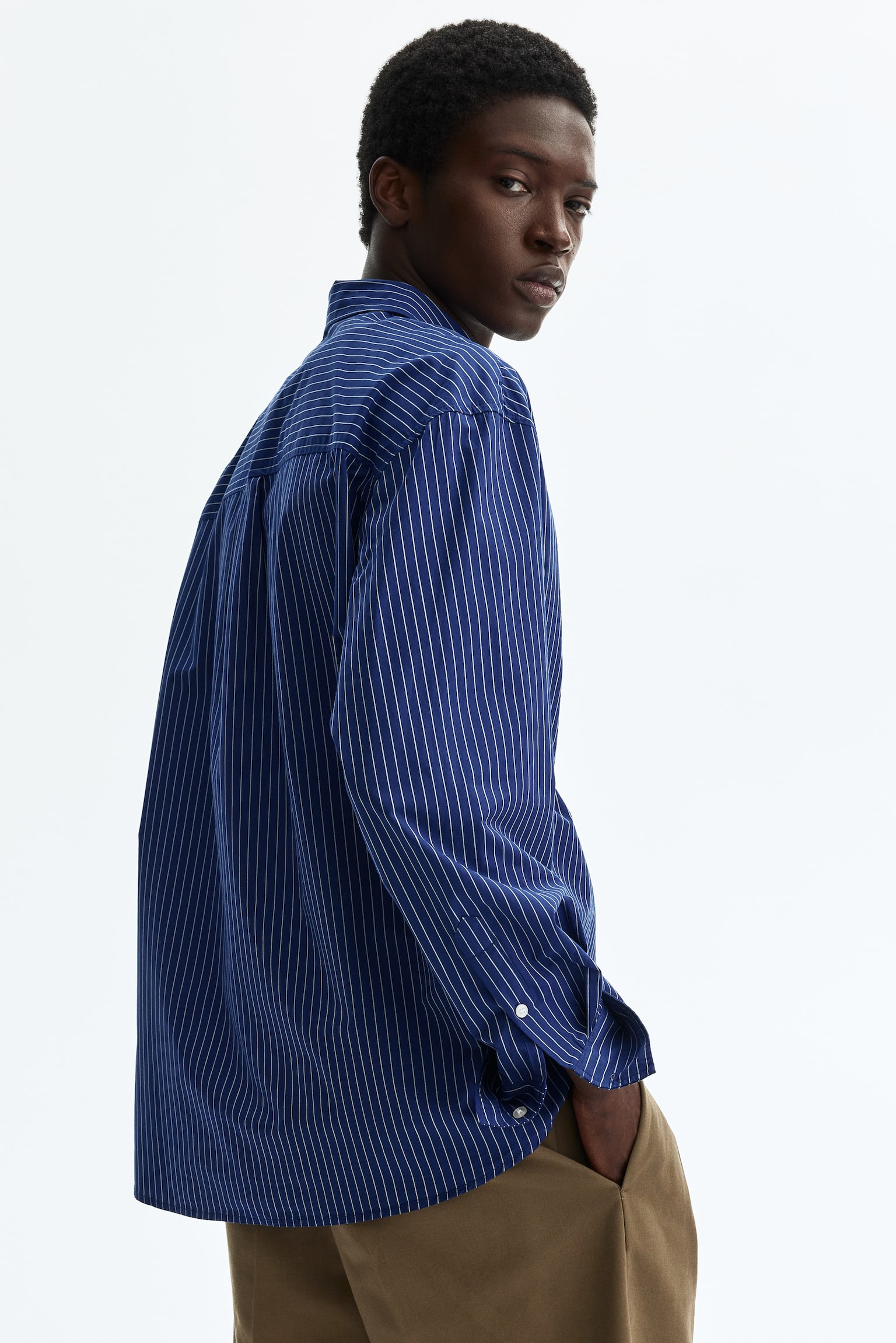 Мужская рубашка H&M Relaxed-Fit Printed Cotton Poplin, цвет: Тёмный синий / Полосатый — фото 5