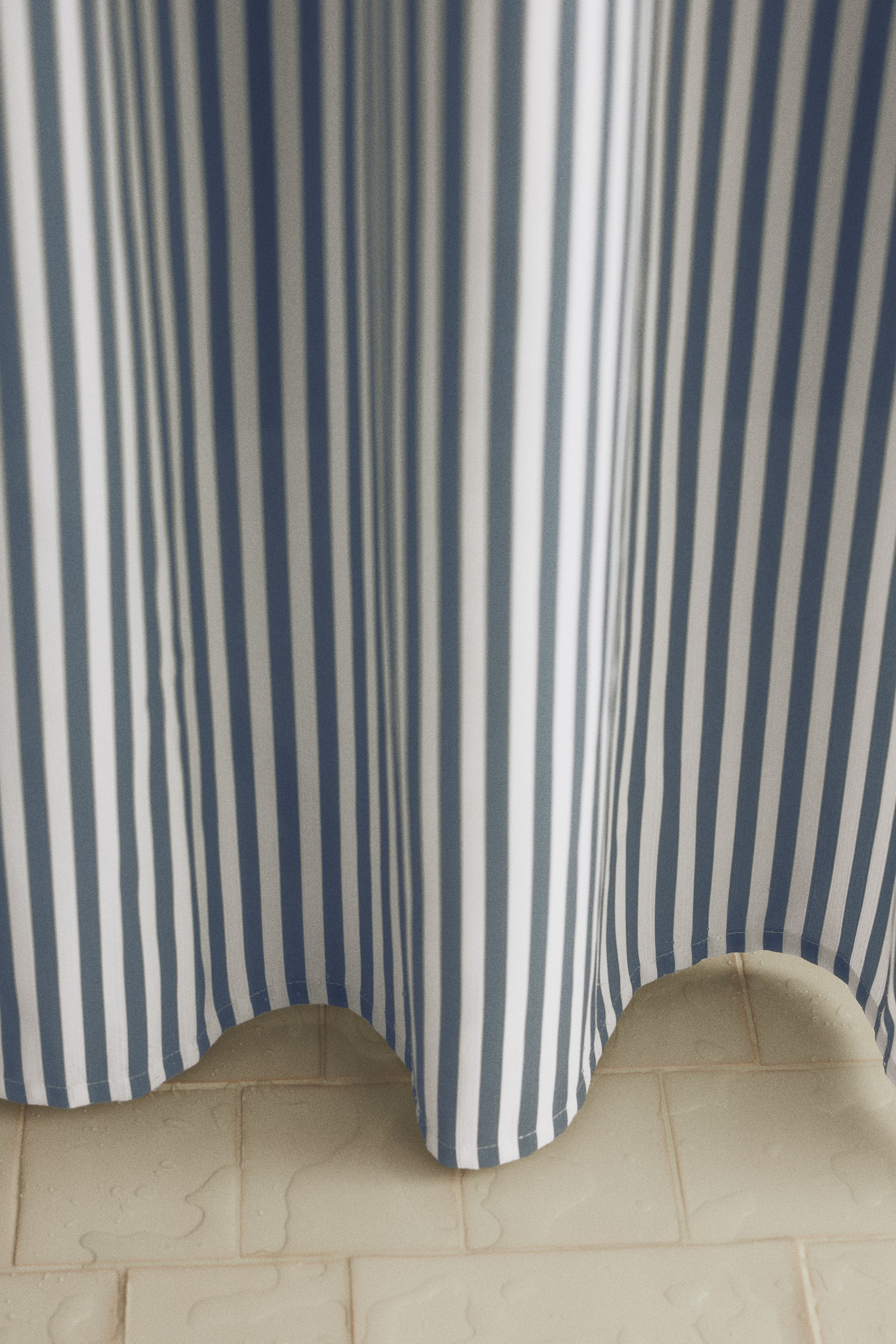 Grösseres Bild ansehen: Gestreifter Duschvorhang - Mattblau/Gestreift - HOME | H&M CH 1