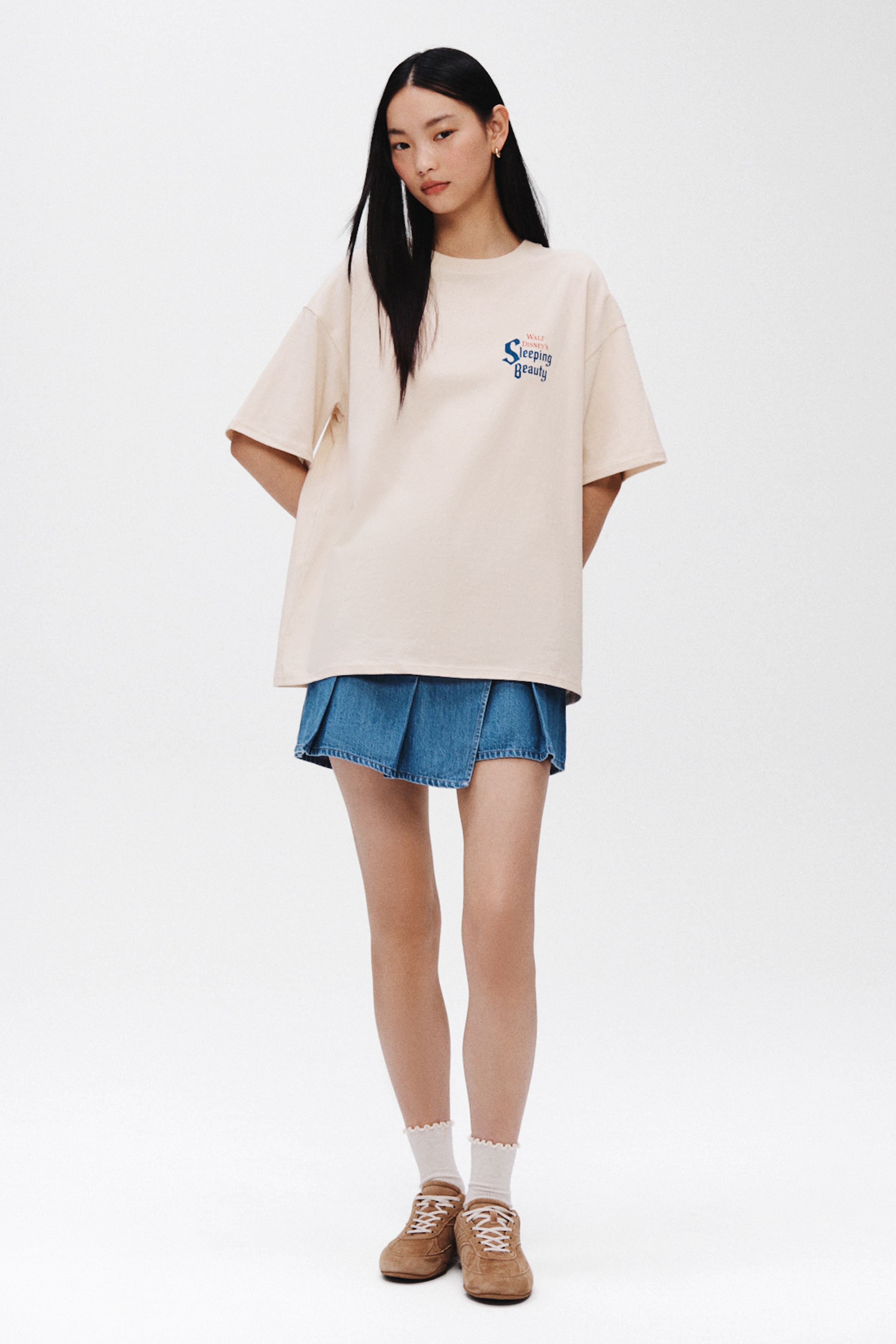 Áo thun dáng thụng có hoạ tiết - Màu be nhạt/Sleeping Beauty/Màu xanh dương/Sleeping Beauty