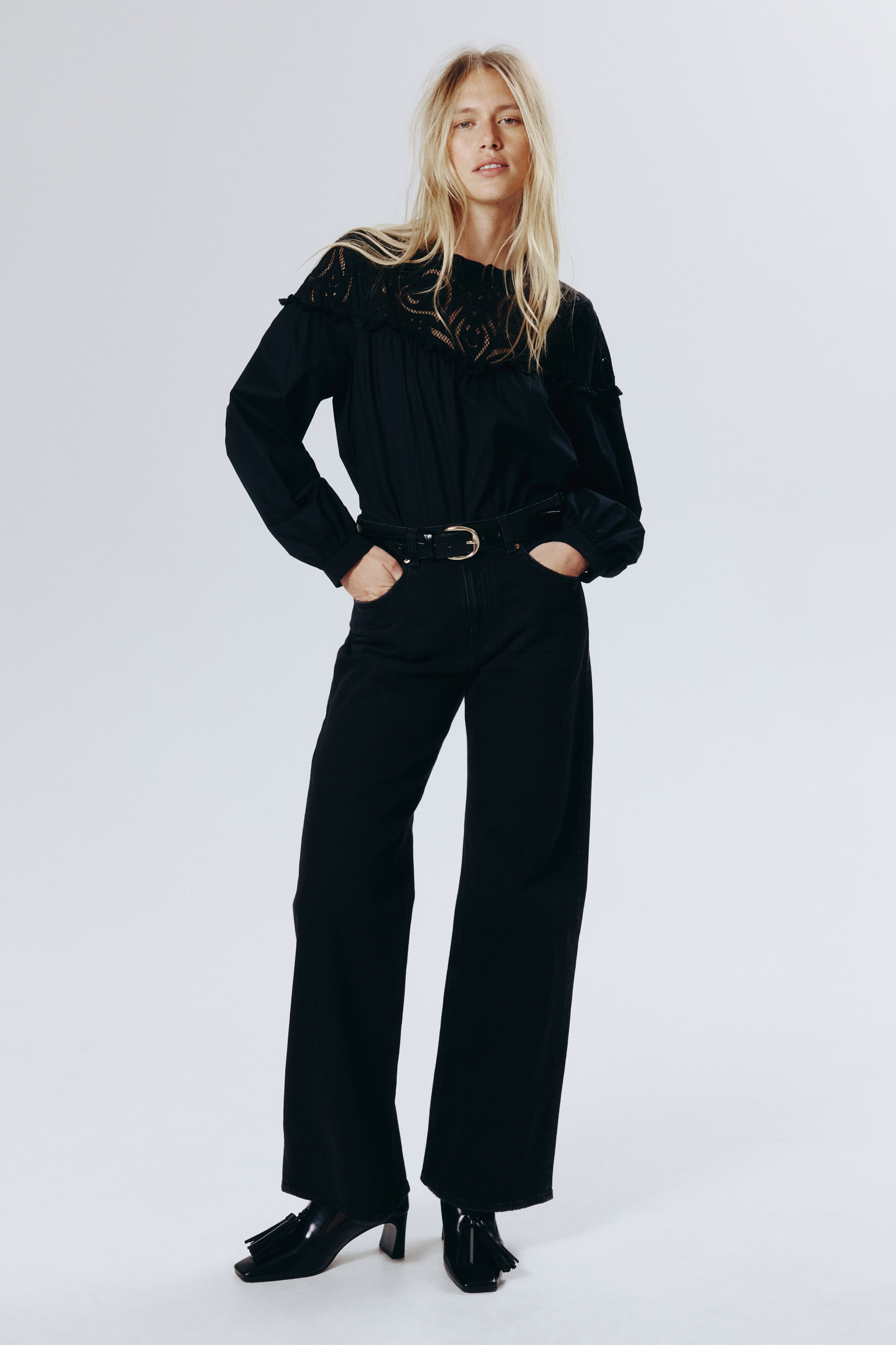 Broderie anglaise-detail blouse