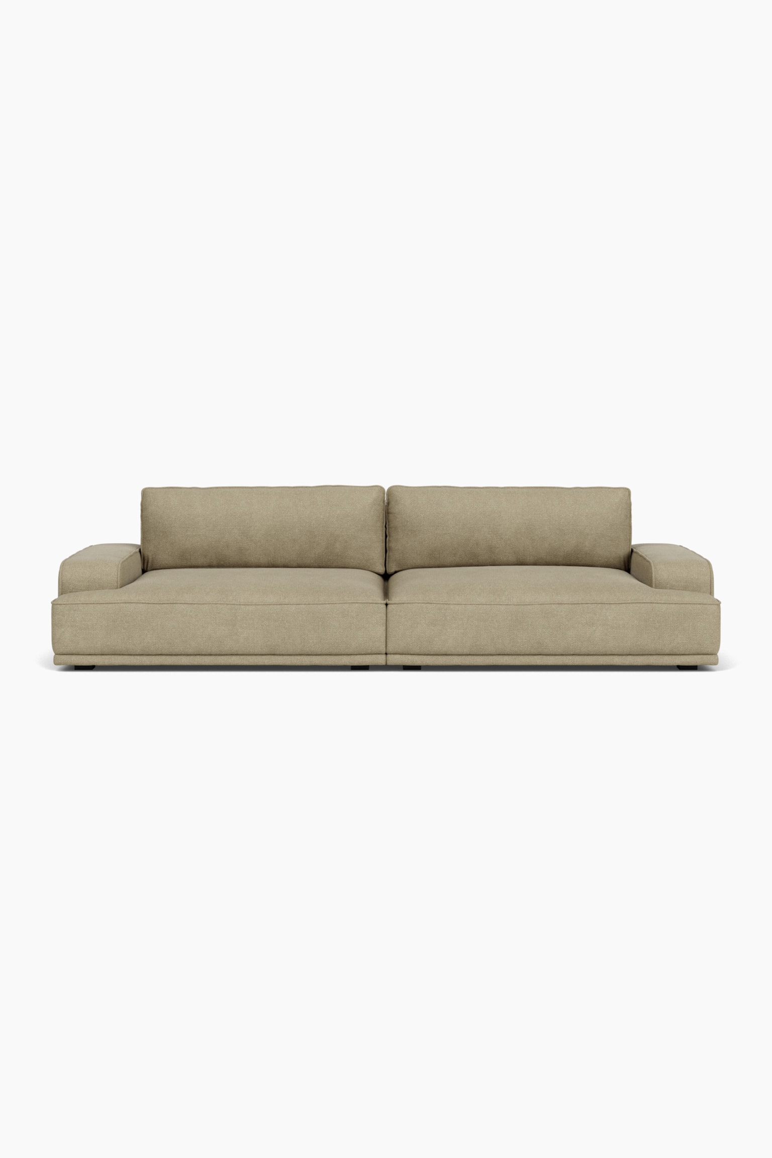 Ein flaches modulares Sofa in strukturiertem beigem Stoff ist nach vorne ausgerichtet und zeigt ein symmetrisches Design mit zwei groÃen Sitzkissen und zwei passenden RÃ¼ckenkissen. Das Sofa verfÃ¼gt Ã¼ber breite, niedrig angesetzte Armlehnen an beiden Enden und steht bodennah auf einem soliden, blockartigen Untergestell. - 1