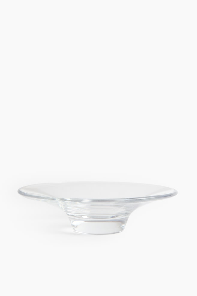 A large, clear glass bowl, crafted from thick, high-shine glass and featuring a wide, shallow design, is being presented from the FRONT. - 1
