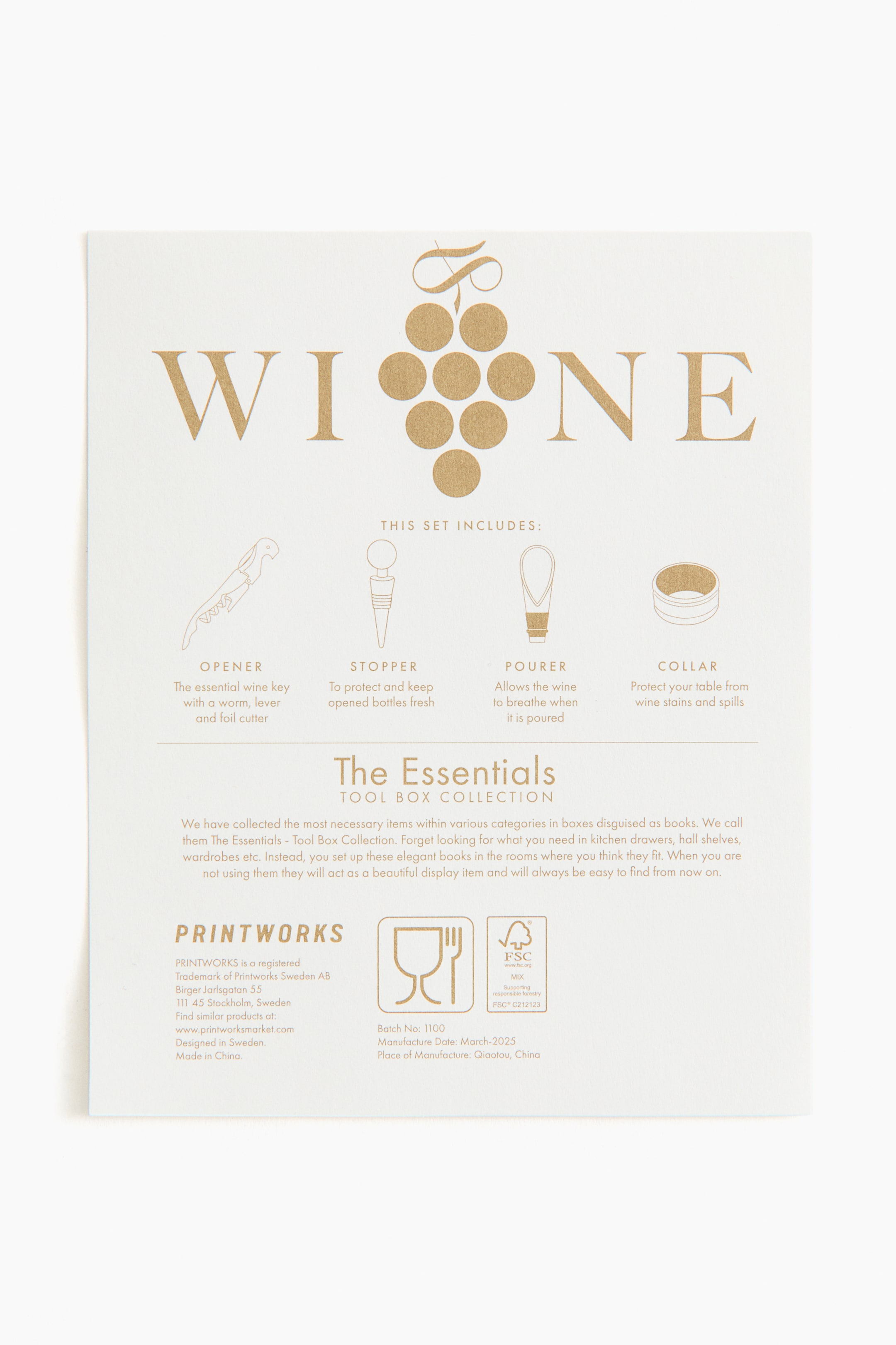 Ver imagem maior: Um cartão branco está apresentando um conjunto de acessórios para vinho, mostrado de FRENTE. O cartão exibe "WINE" em texto dourado com um cacho de uvas substituindo o 'I', juntamente com ilustrações em linha dourada de um abridor, uma rolha, um vertedor e um colar, cada um com uma breve descrição. Abaixo, são visíveis os detalhes do produto e os logotipos de certificação.