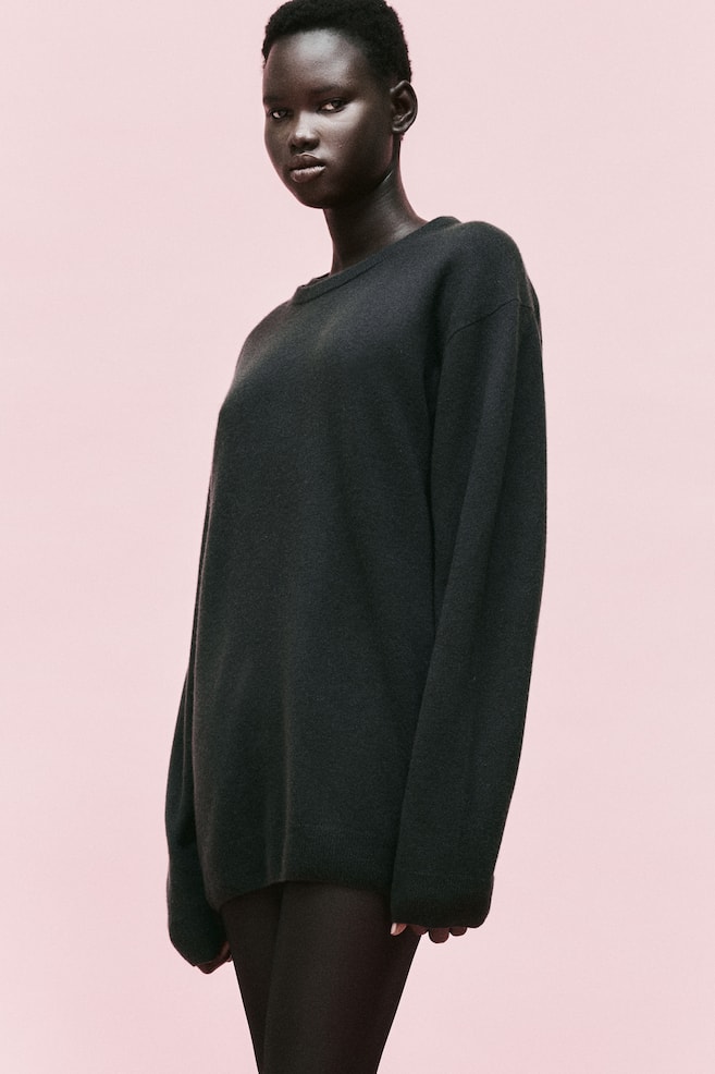 Kaszmirowy sweter oversize - Czarny - 4