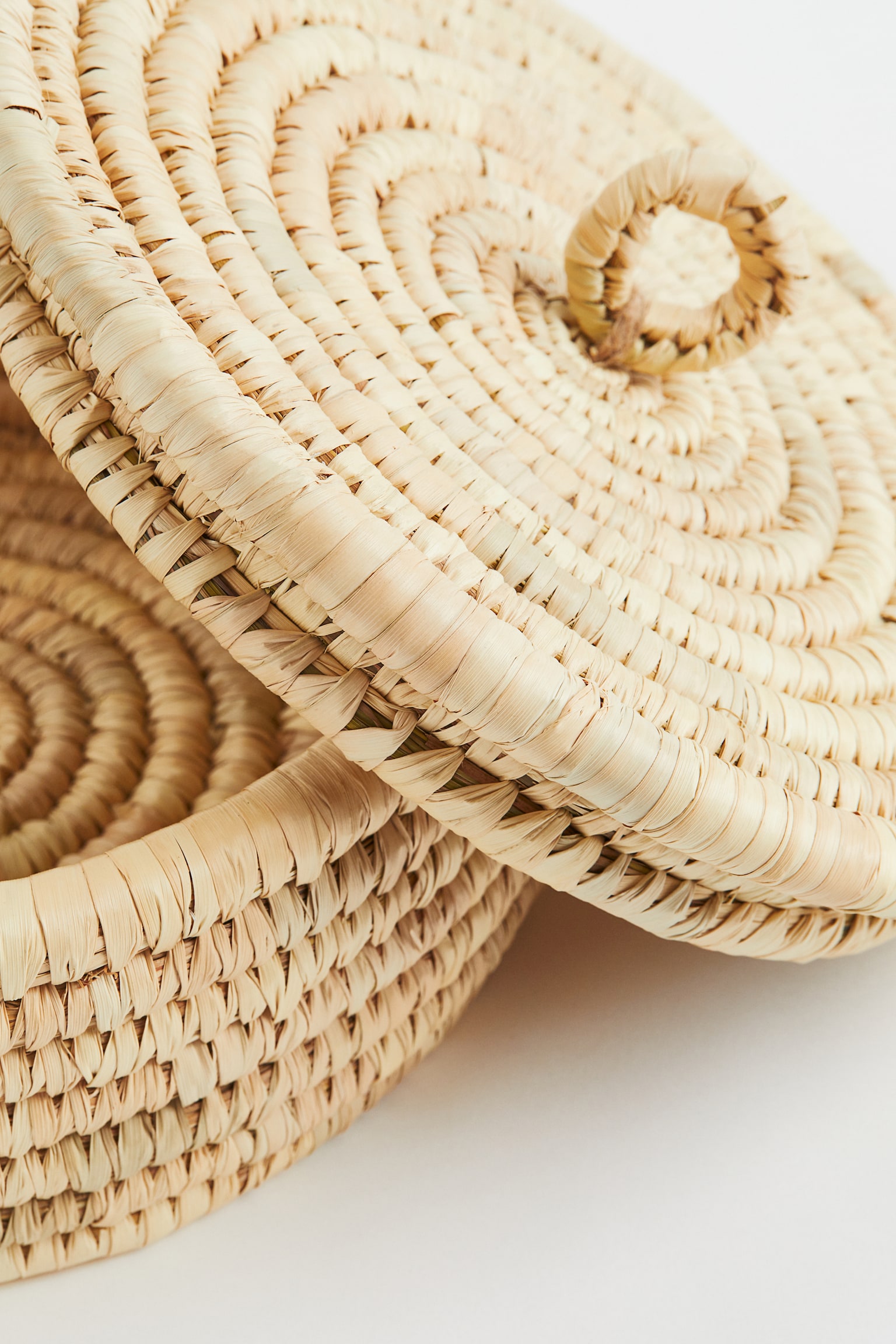 Braided straw lidded basket - Light beige - 2