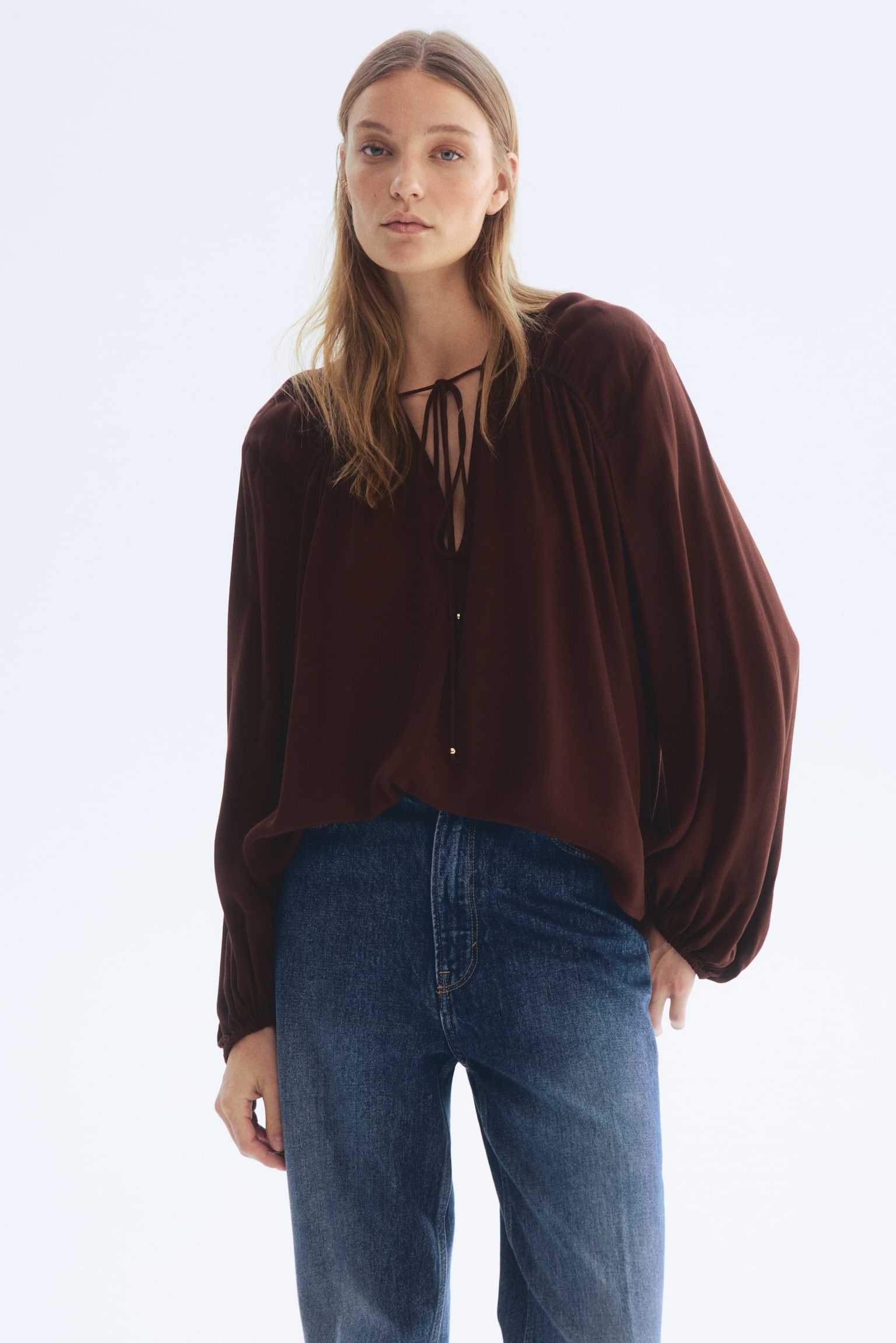 Женская блузка H&M Oversized Viscose Blouse, цвет: Тёмный коричневый — фото 2