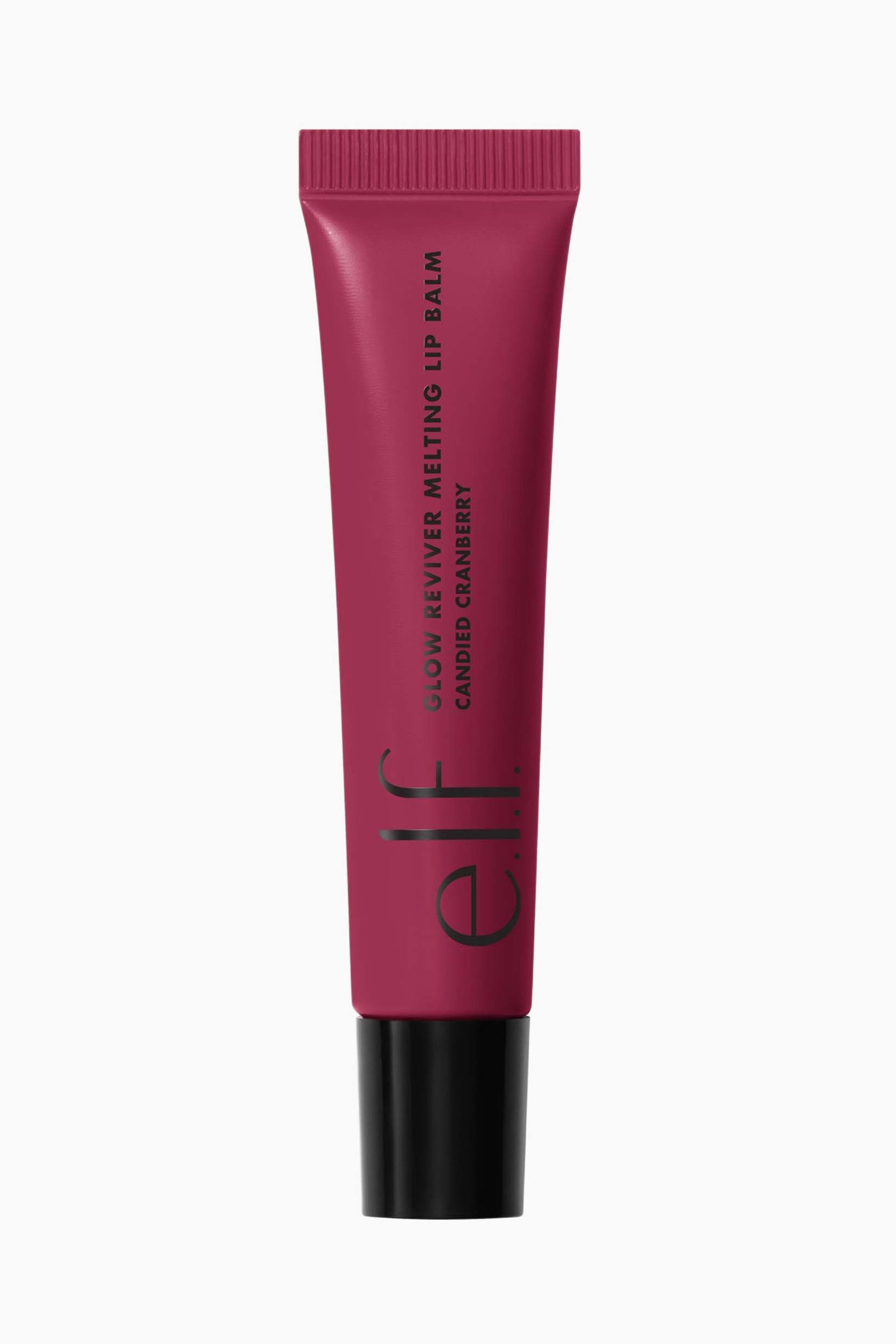 Visa större bild: Ett djupt magentafärgat e.l.f. Glow Reviver Melting Lip Balm-rör står upprätt, med en svart bas och en veckad, räfflad topp. Texten "Glow Reviver Melting Lip Balm" och "Candied Cranberry" är tryckt vertikalt på dess yta.