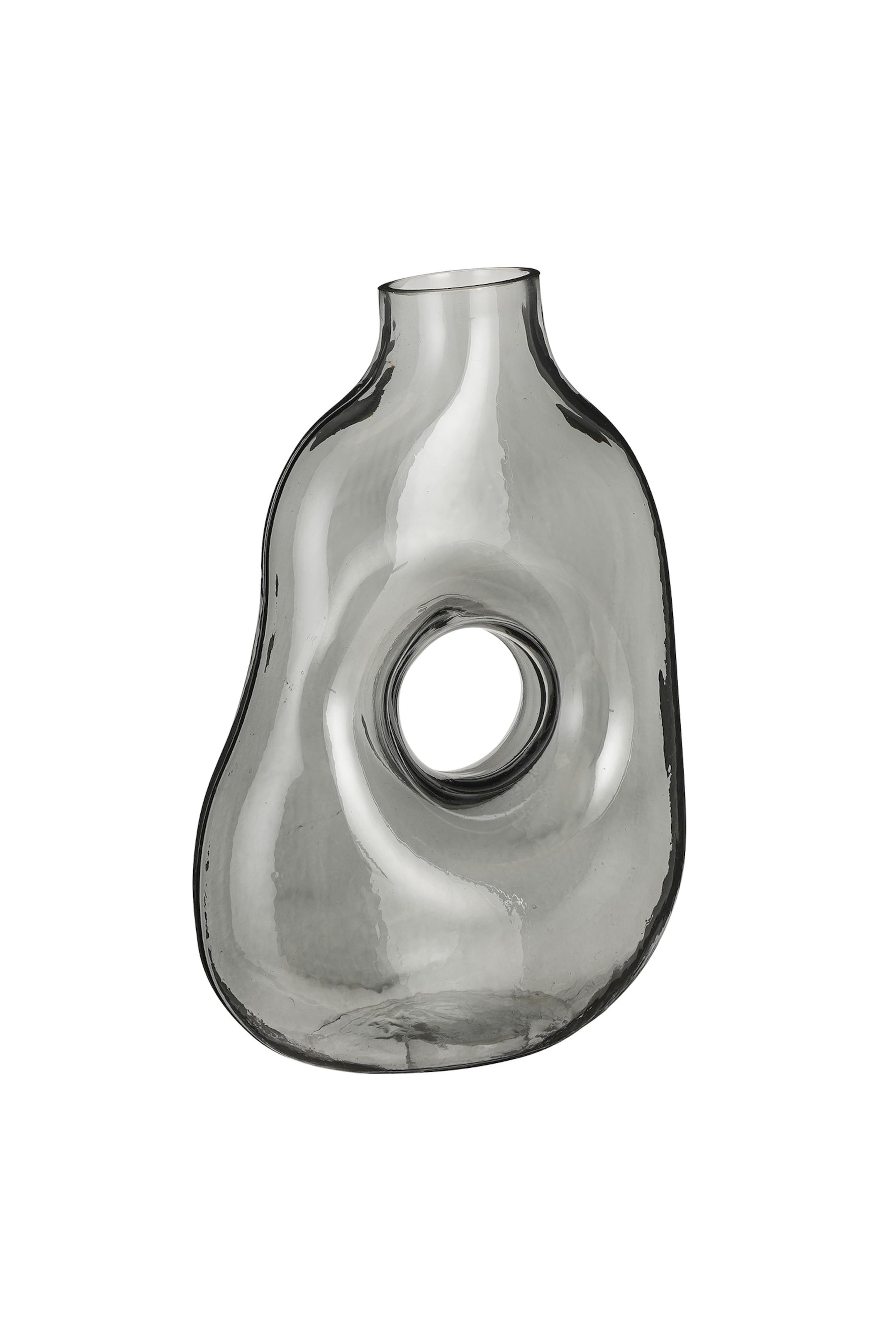 Agrandir l'image: Un vase en verre gris clair est posé debout, mettant en valeur une forme organique et asymétrique avec une découpe circulaire traversant son centre. Le vase translucide se resserre sur le dessus en une petite ouverture cylindrique.