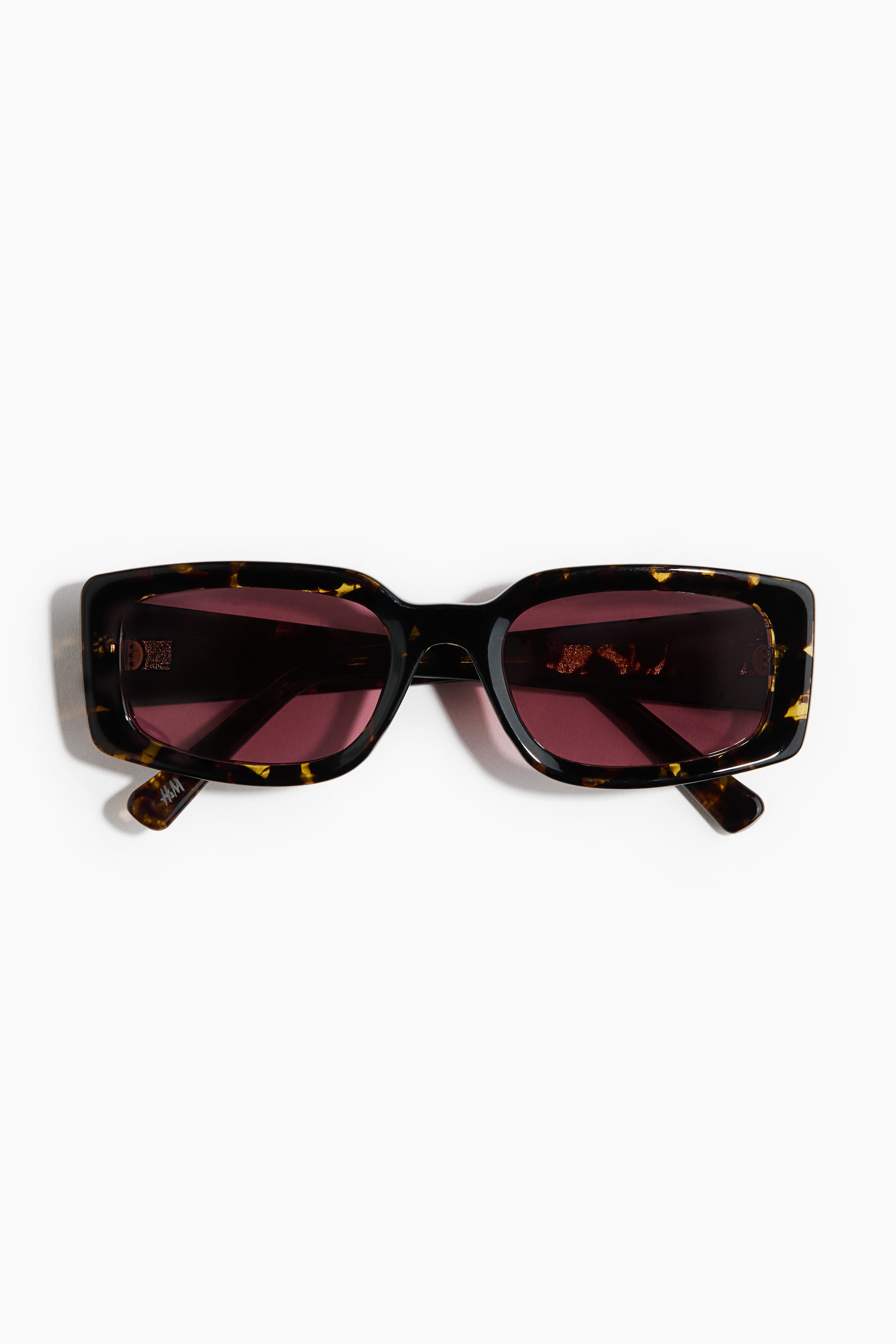 Ver imagen más grande: Un par de gafas de sol cuadradas, orientado DE FRENTE, con montura y varillas de plástico en acabado carey. Los cristales son de color rojo oscuro, con protección UV y polarizados.