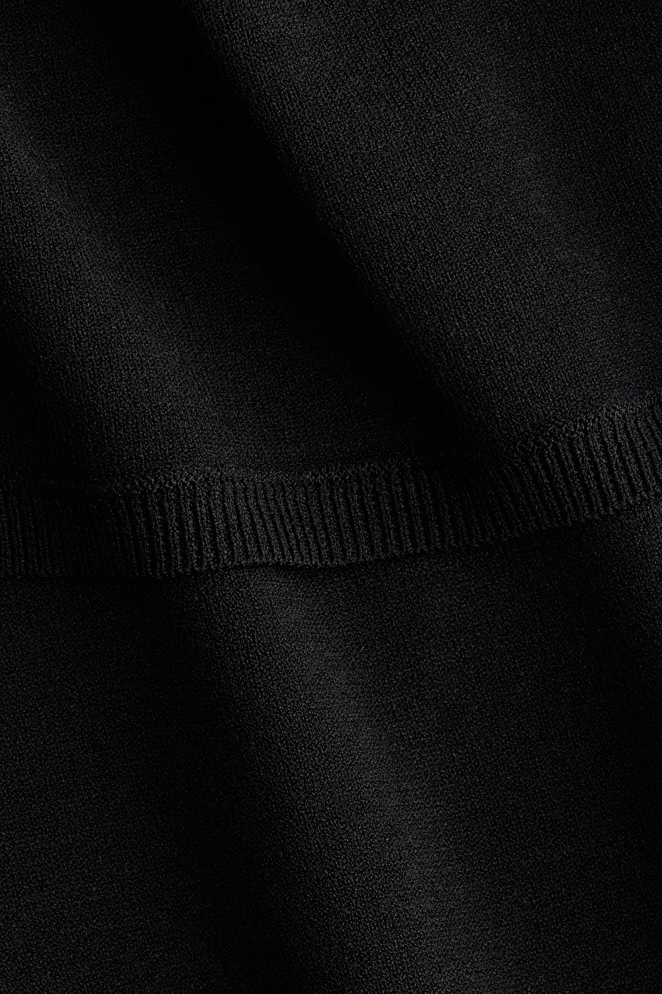 Robe épaules nues en tricot fin