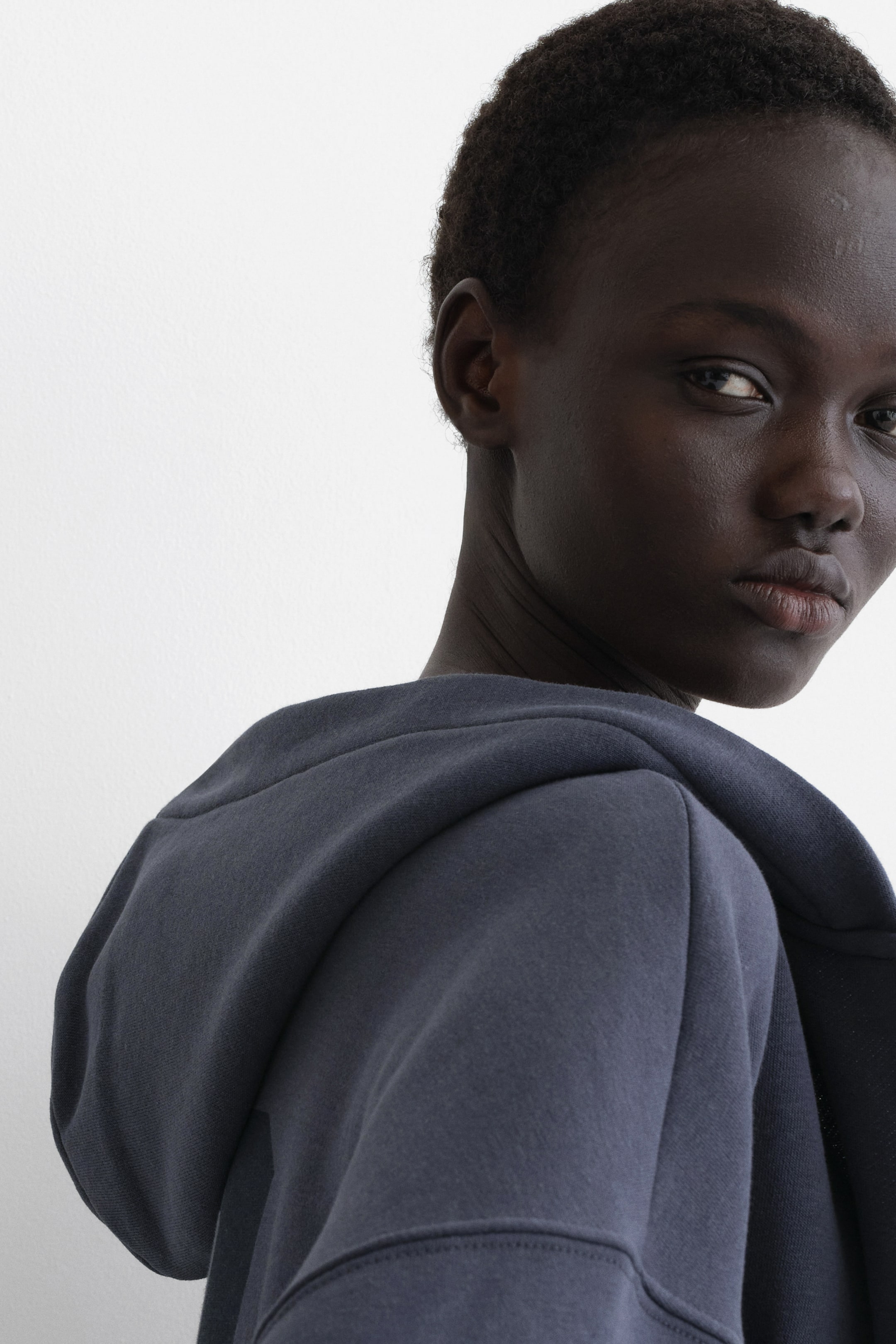 Zobrazit větší obrázek: Oversized bunda na zip s kapucí - Tmavomodrá/92 - ŽENY | H&M CZ 4