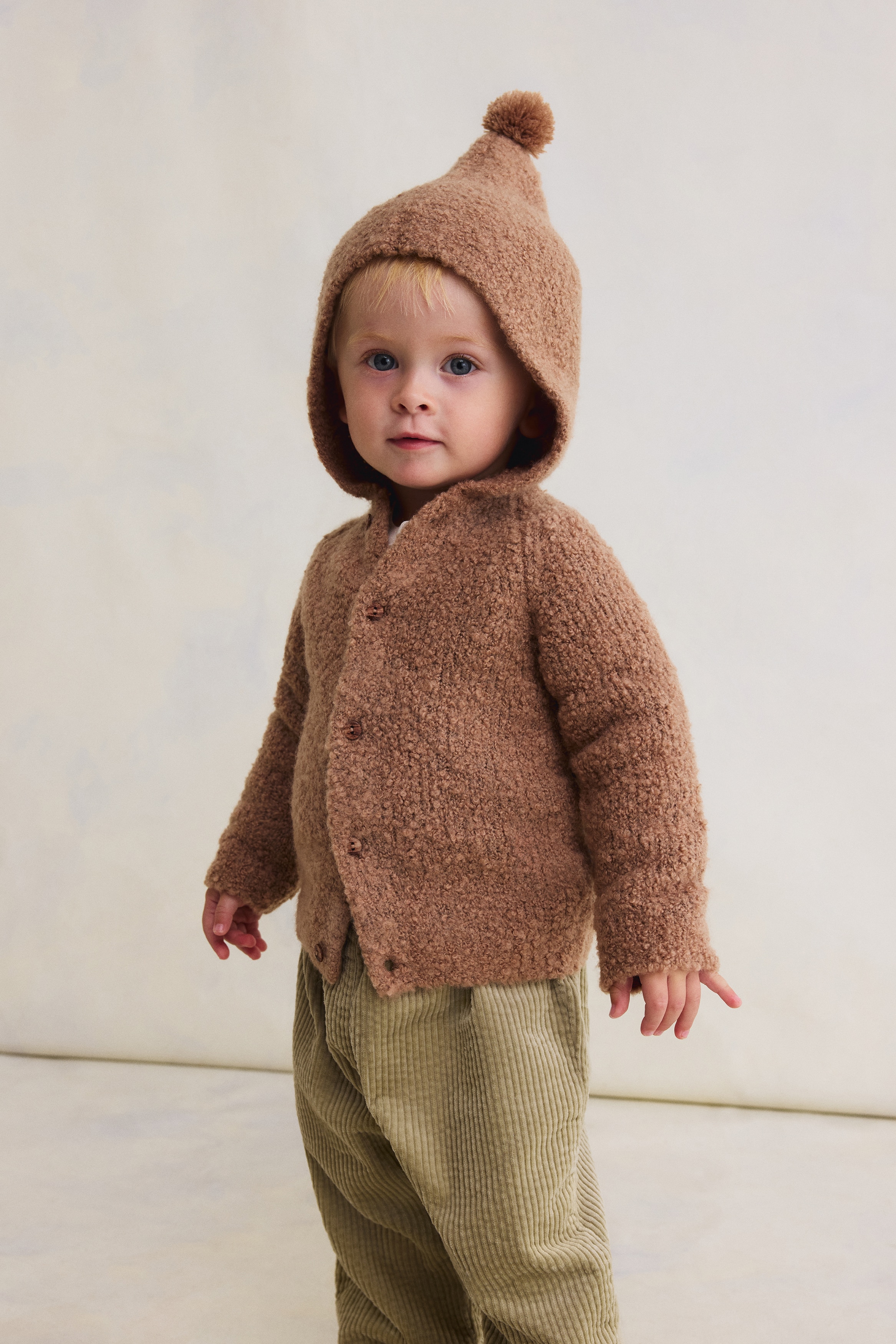CARIGAN À CAPUCHE GARÇON TRICOTÉ MAIN BLEU MARRON PAR BABY