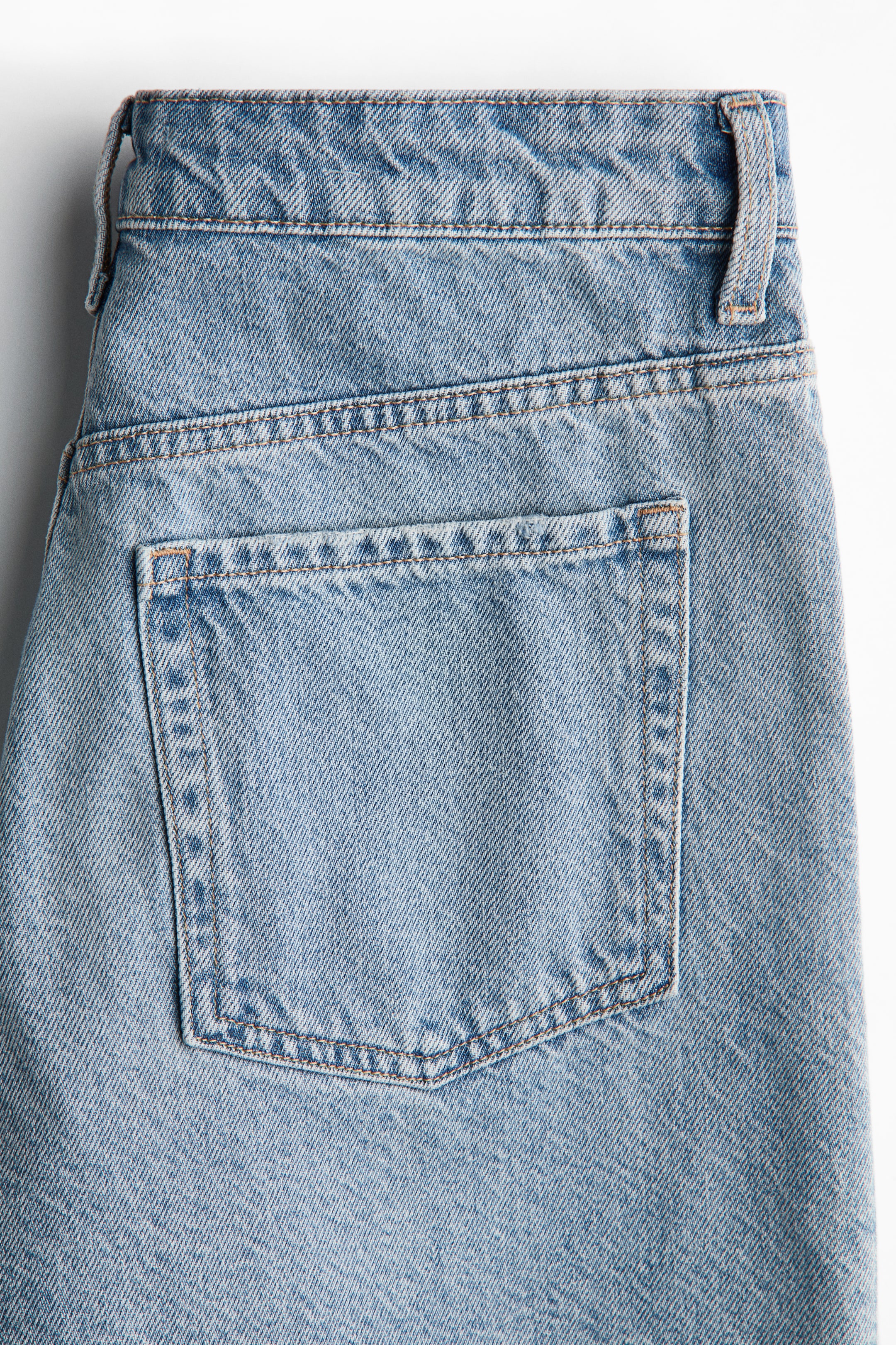 Short en denim avec bords coupés