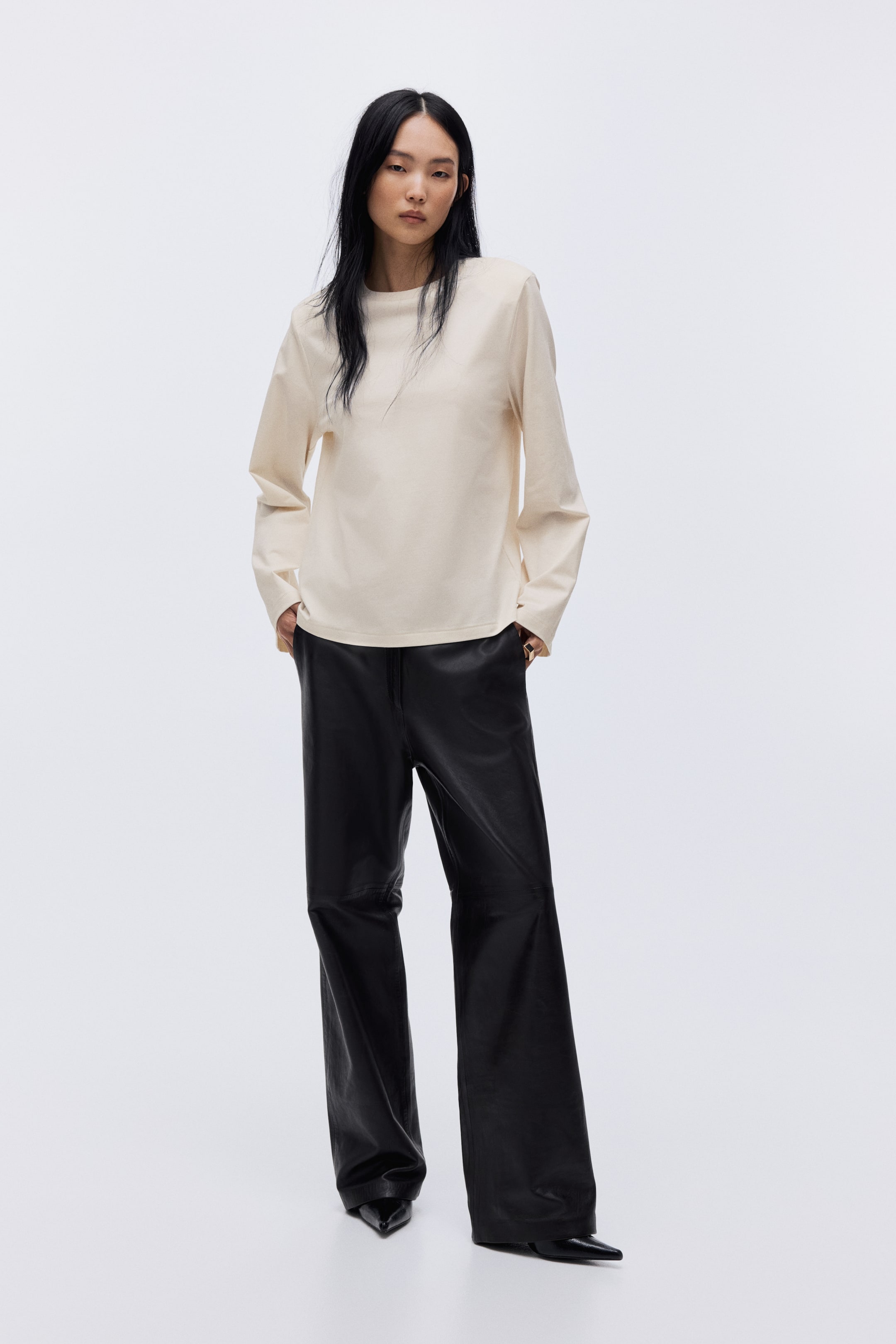 Преглед на по-голямо изображение: Блуза с подплънки на раменете - Светлобежов - ЖЕНИ | H&M BG 2