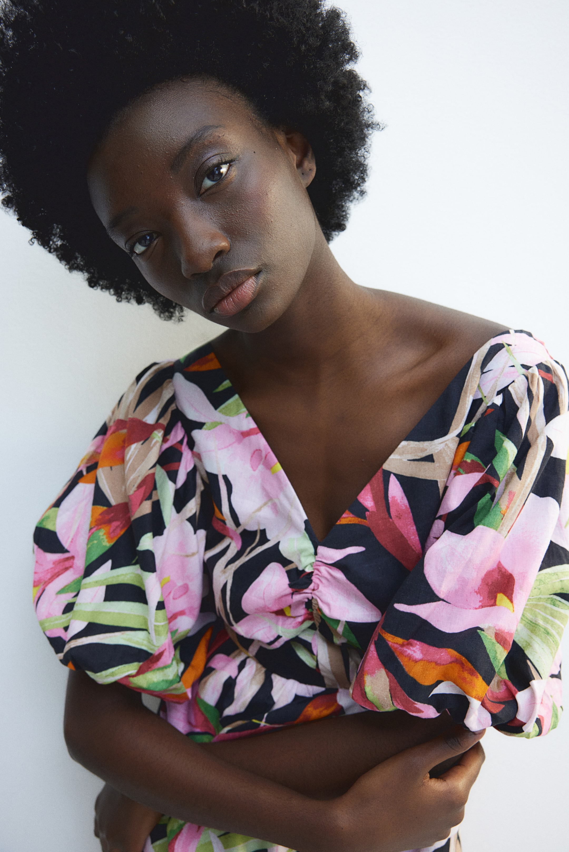 Linen-blend dress - Deep neckline - Short sleeve - Black/Floral ...