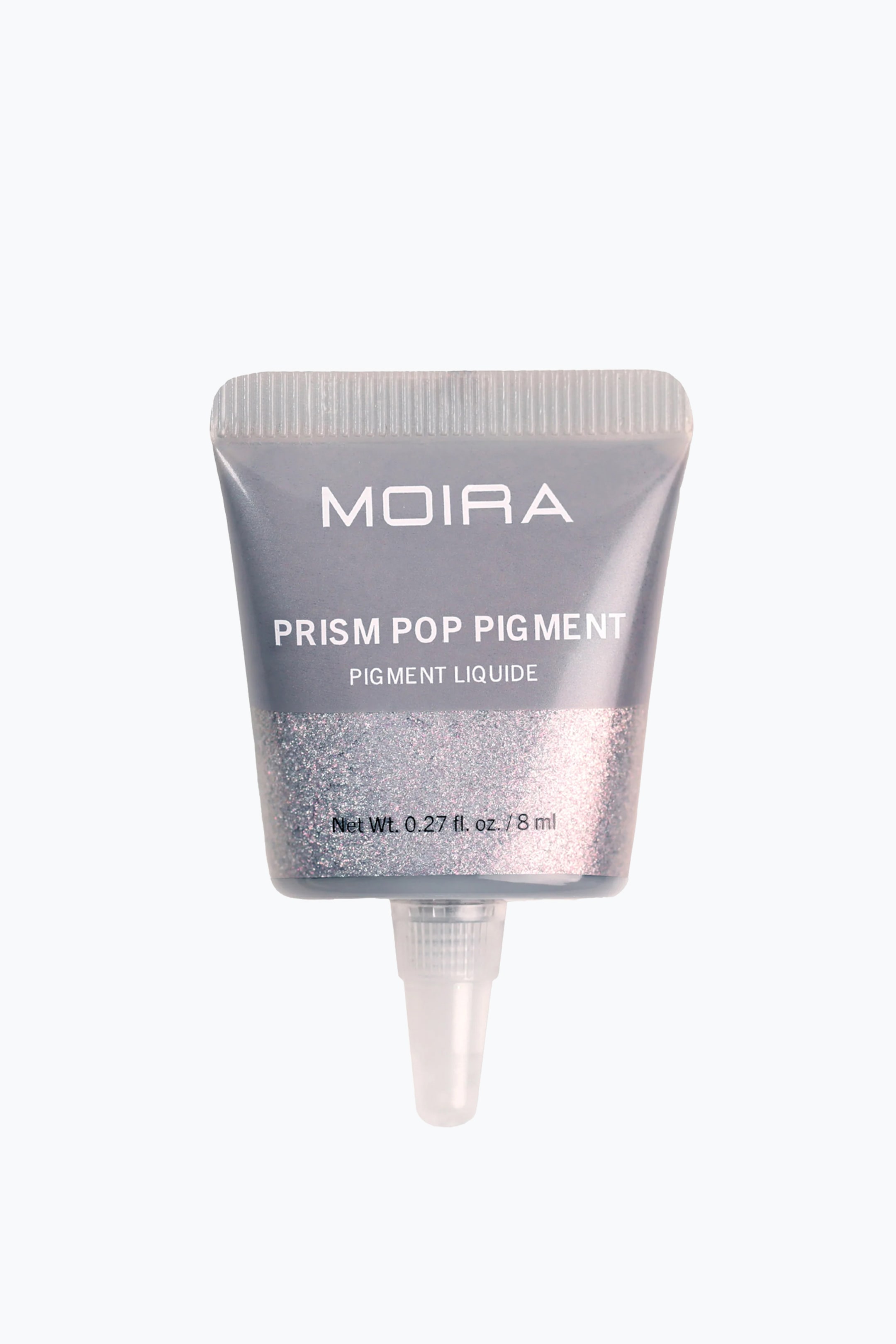 Vis større bilde: En klemmetube med Moira Prism Pop Pigment er vendt forover, med den klare applikatordysen pekende nedover. Den øvre delen av det grå-lavendelfargede tuben viser hvit merkevaretekst, mens den klare nedre delen fremhever et skimrende pigment med lys rosa og sølv glitter.