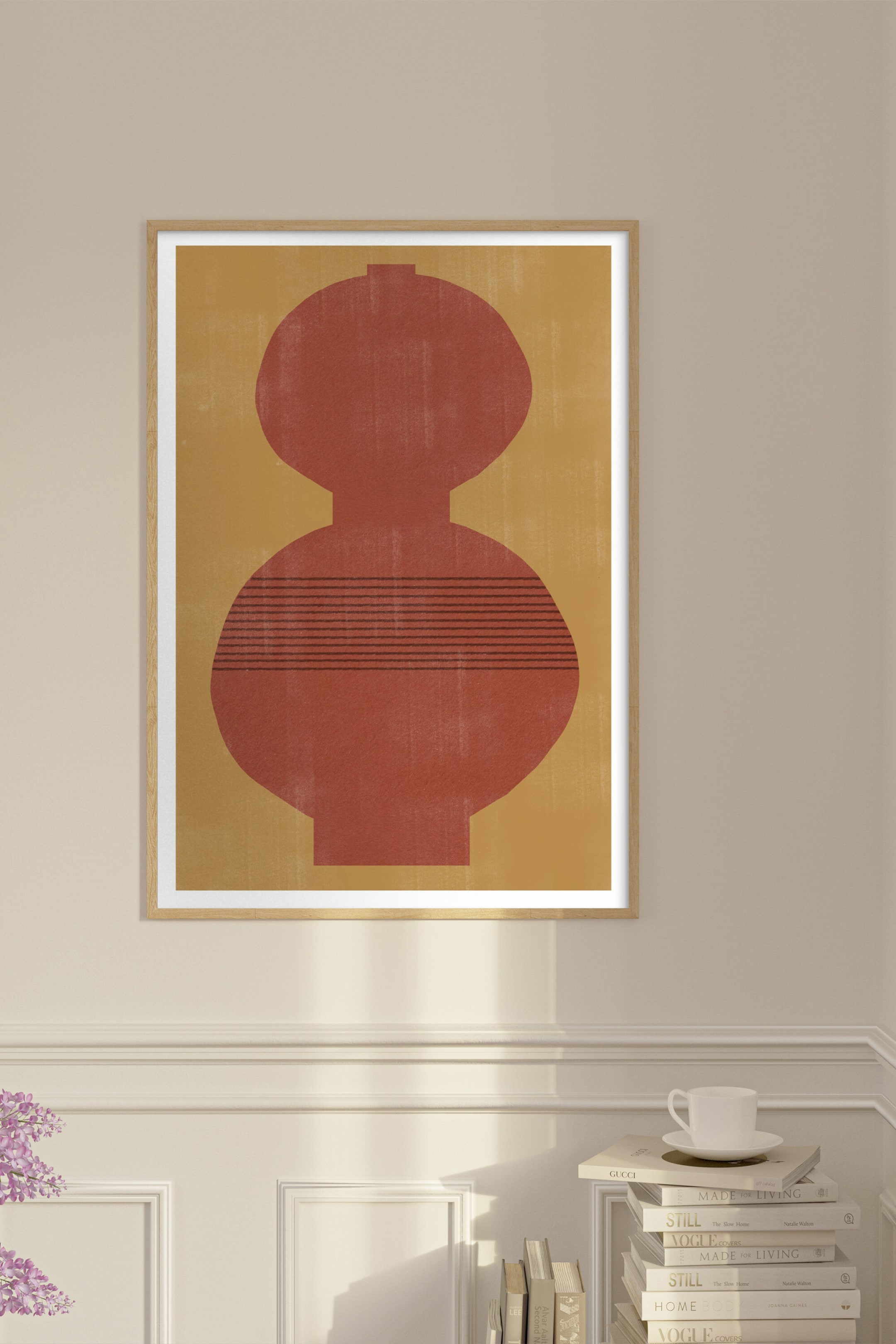 Agrandir l'image: Une impression artistique encadrée présente un design abstrait mettant en avant une forme de vase stylisée de couleur brun-rouge, avec des lignes noires horizontales traversant sa partie inférieure, le tout sur un fond jaune moutarde texturé. L'œuvre est encadrée avec un passe-partout blanc et un cadre en bois clair.