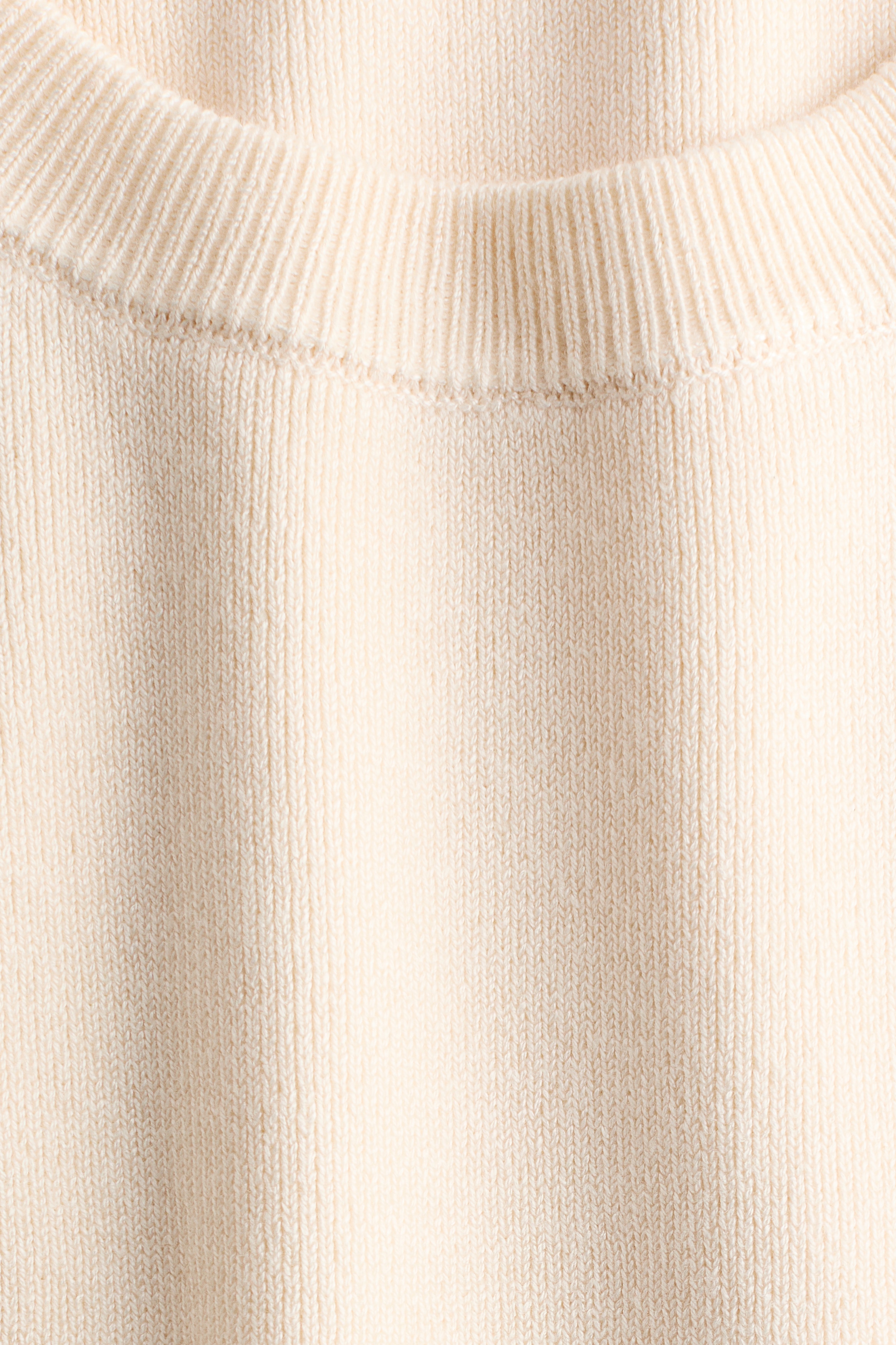 Fine-knit sweater vest
