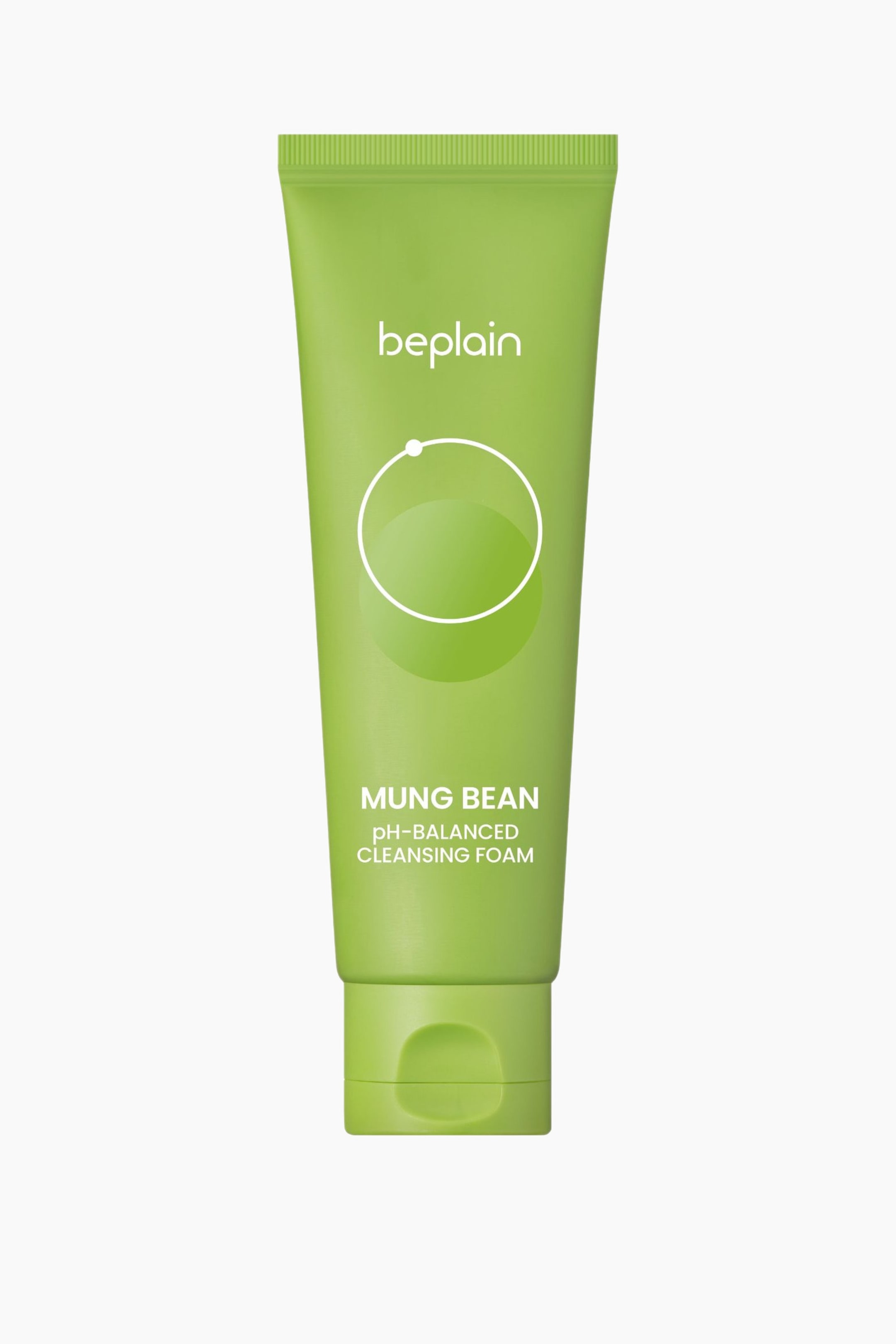 Visa större bild: En ljusgrön tub med klämfunktion av Beplain Mung Bean pH-Balanced Cleansing Foam står upprätt och vänd framåt. Tuben visar vit text med ”beplain” längst upp och ”MUNG BEAN pH-BALANCED CLEANSING FOAM” längst ner, centrerat runt en vit cirkelgrafik och avslutad med ett matchande grönt flip-top-lock.