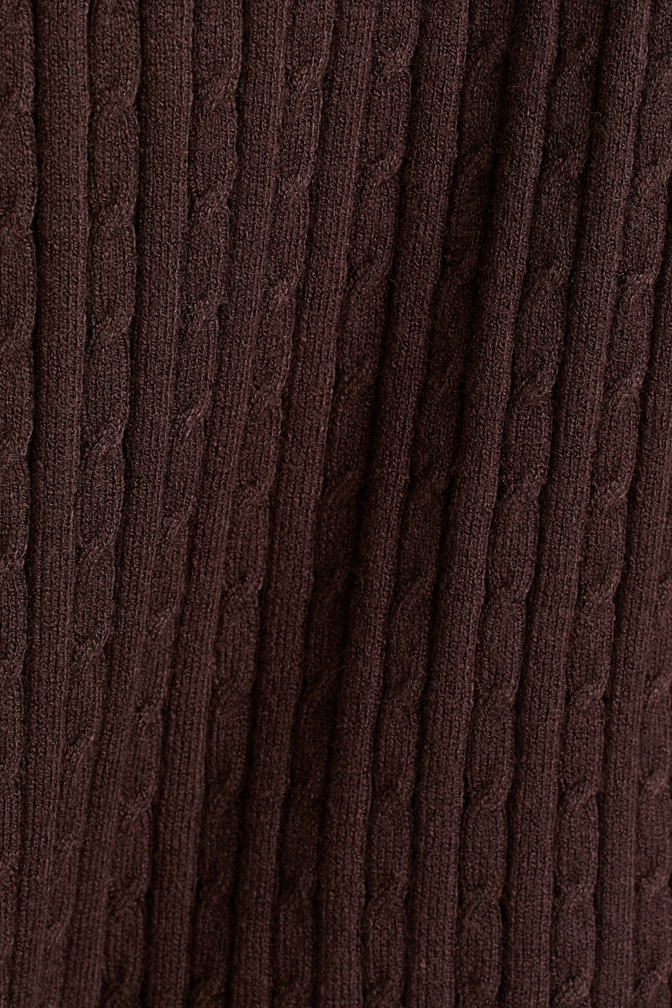 Chandail épaules nues en tricot torsadé
