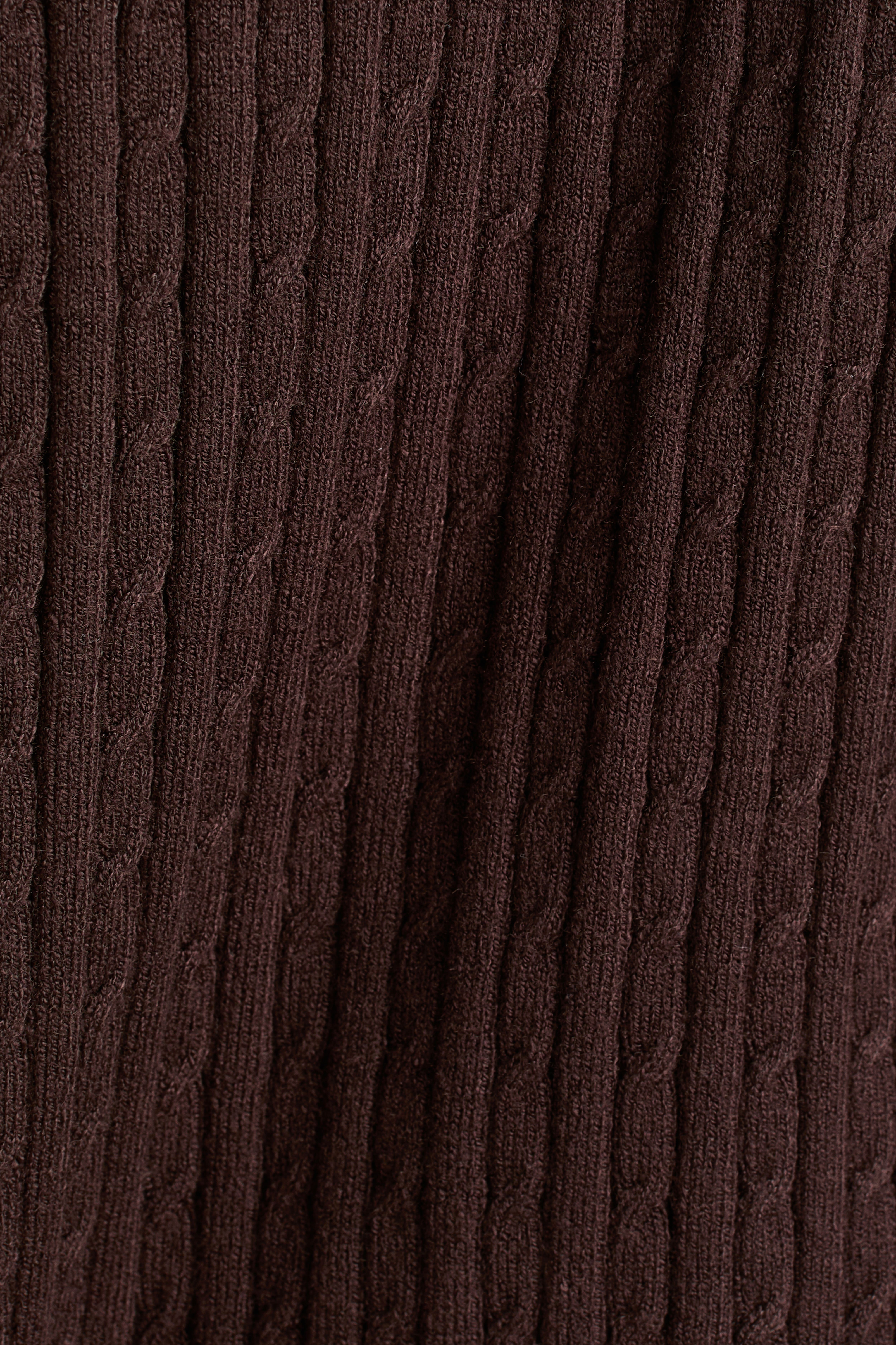Chandail épaules nues en tricot torsadé