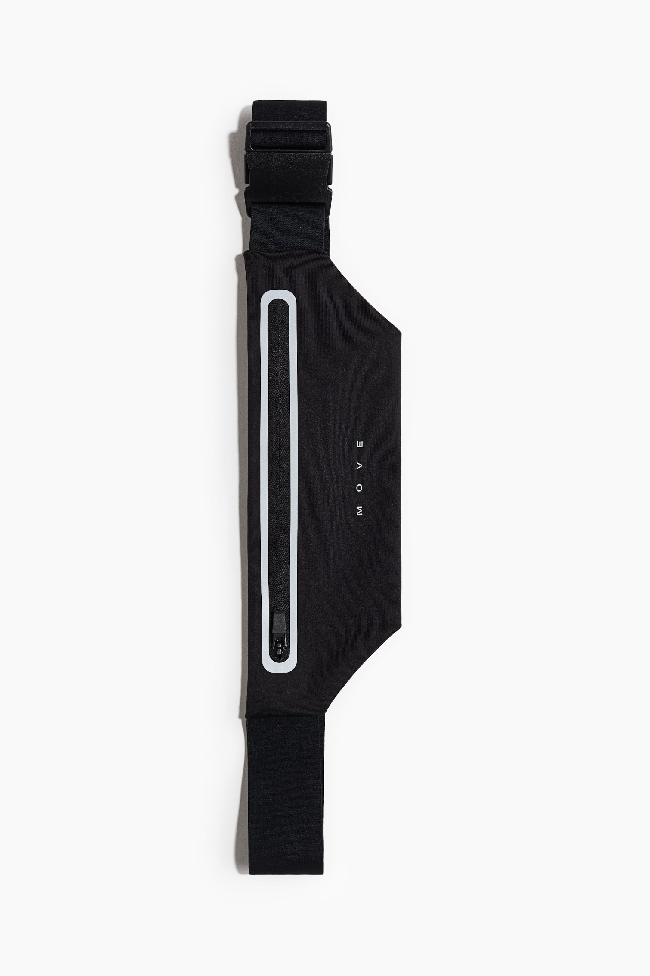 Ampliar la imagen: Un cinturón de correr negro se muestra desde el frente, con una bolsa principal asimétrica que tiene un cierre vertical delineado en blanco y la palabra "MOVE" impresa verticalmente. Un cinturón negro ajustable con una hebilla de plástico se extiende desde la parte superior.