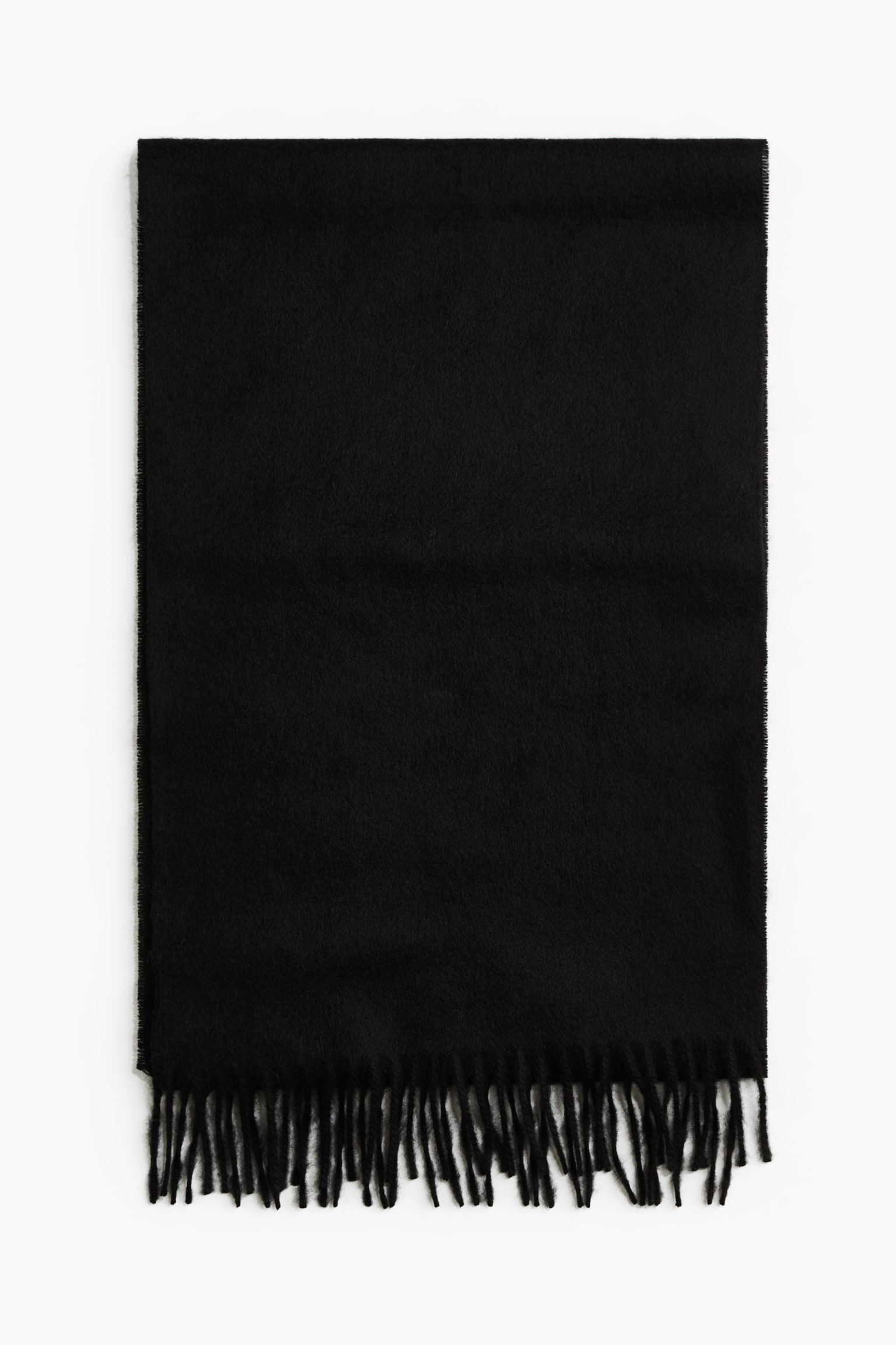 Una sciarpa in cashmere nera è mostrata frontalmente, distesa in piano per mettere in risalto la sua morbida texture intrecciata e le frange intrecciate lungo il lato corto inferiore.