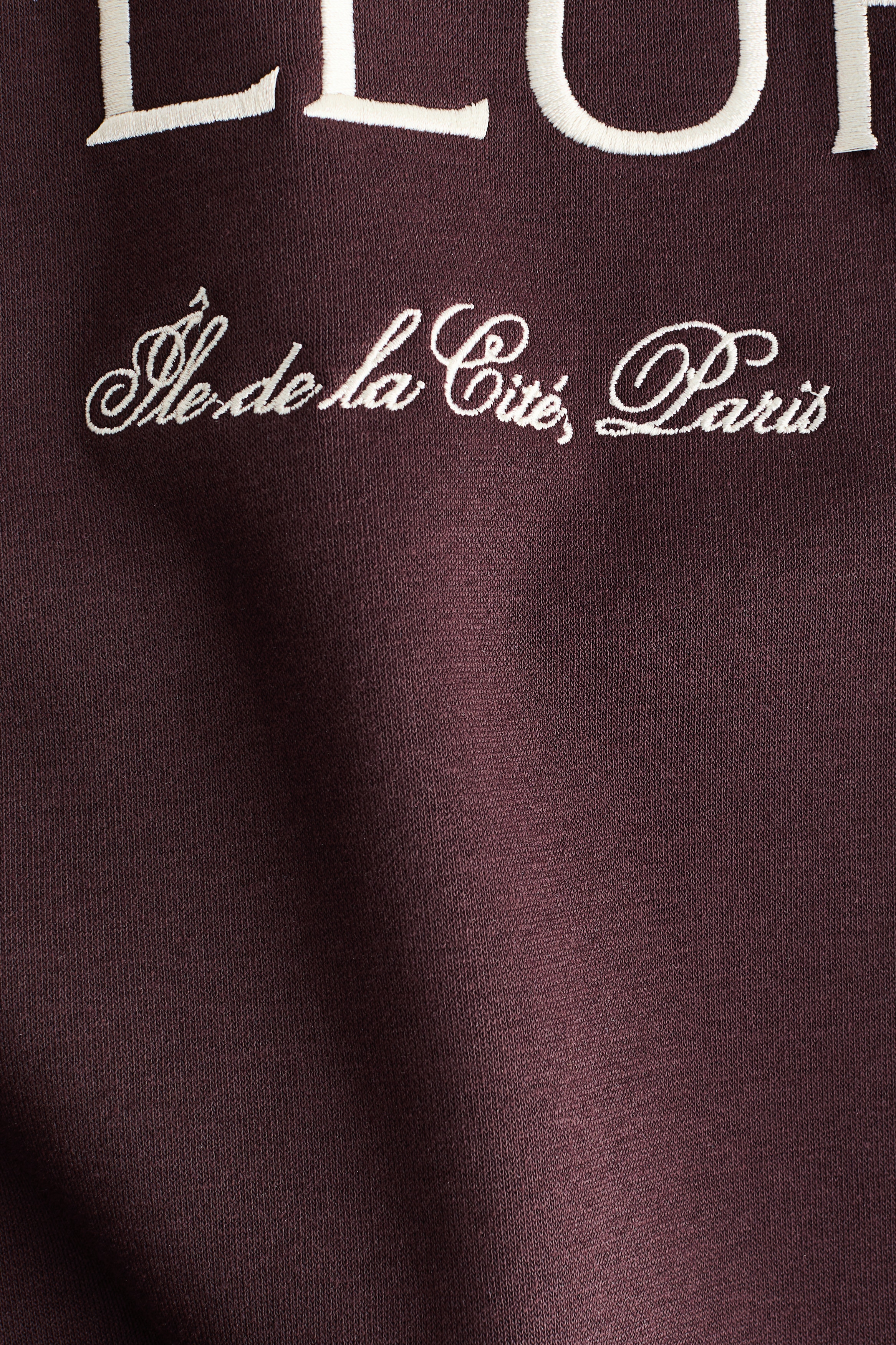 Sweatshirt med tekstmotivModell