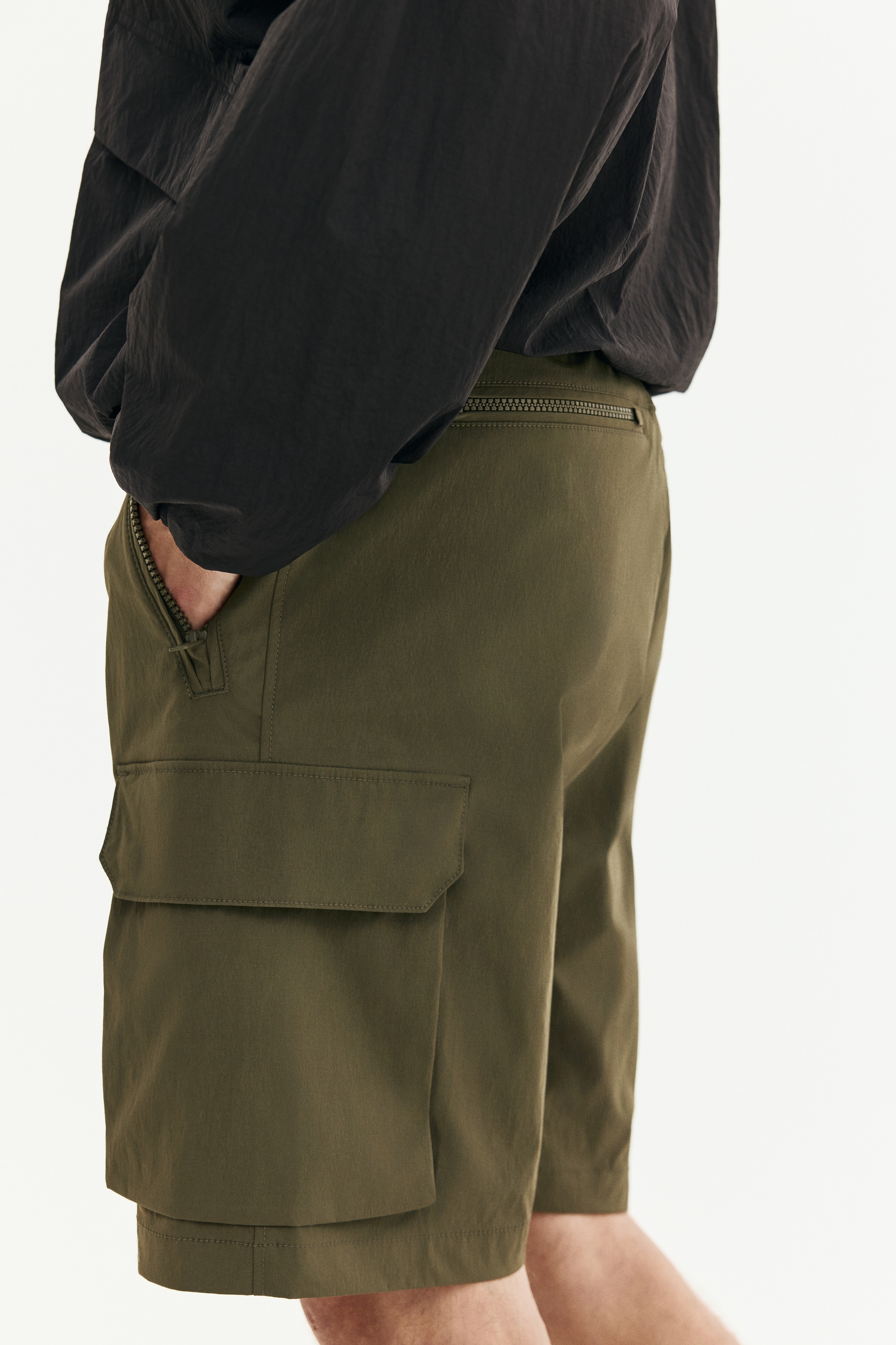 Regular Fit Nylon cargo shorts