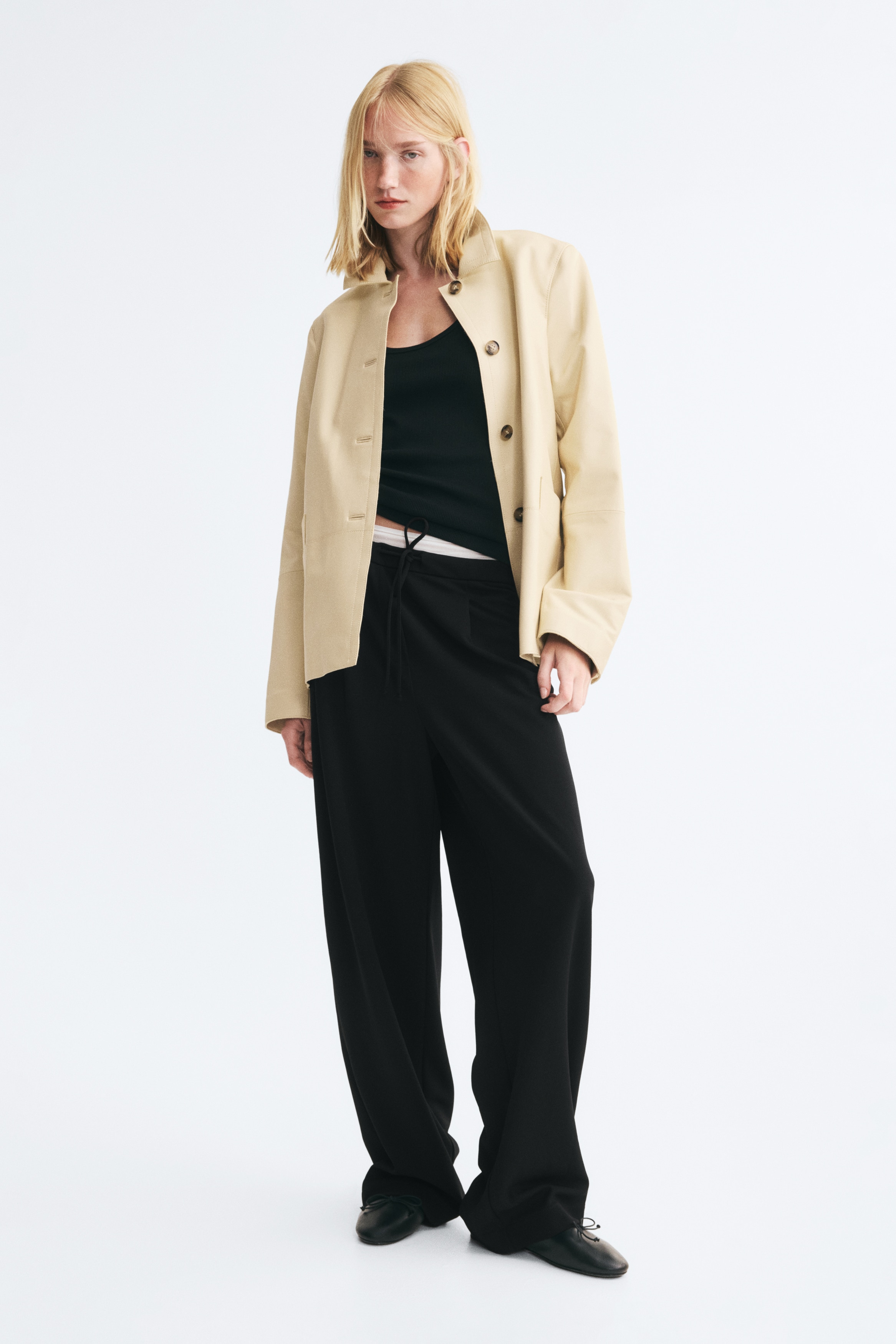 Drawstring trousersModel