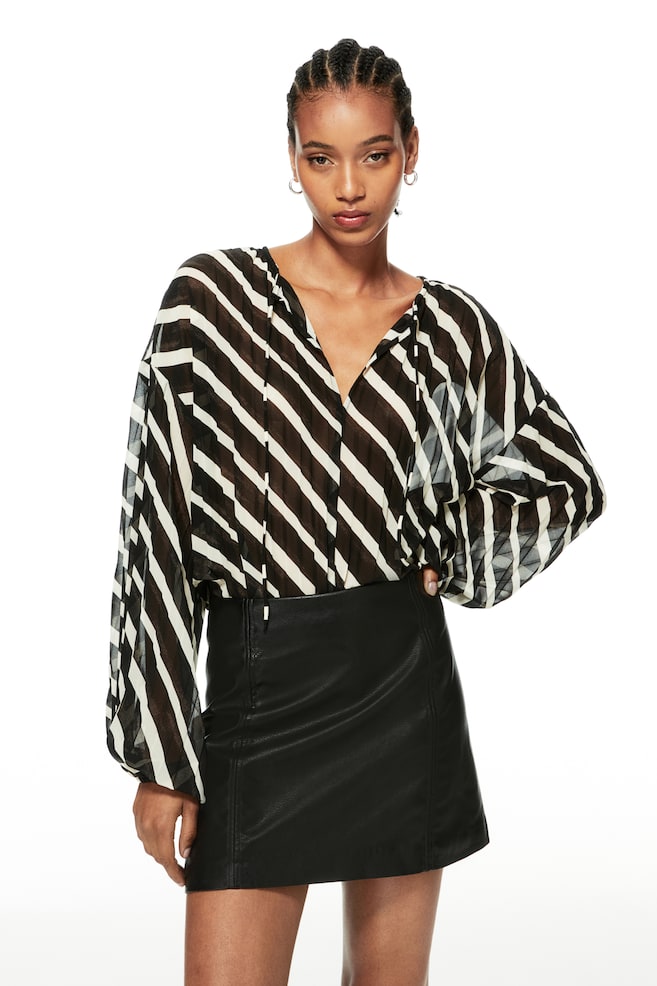 Pleated blouse - Black/Striped/White - 1