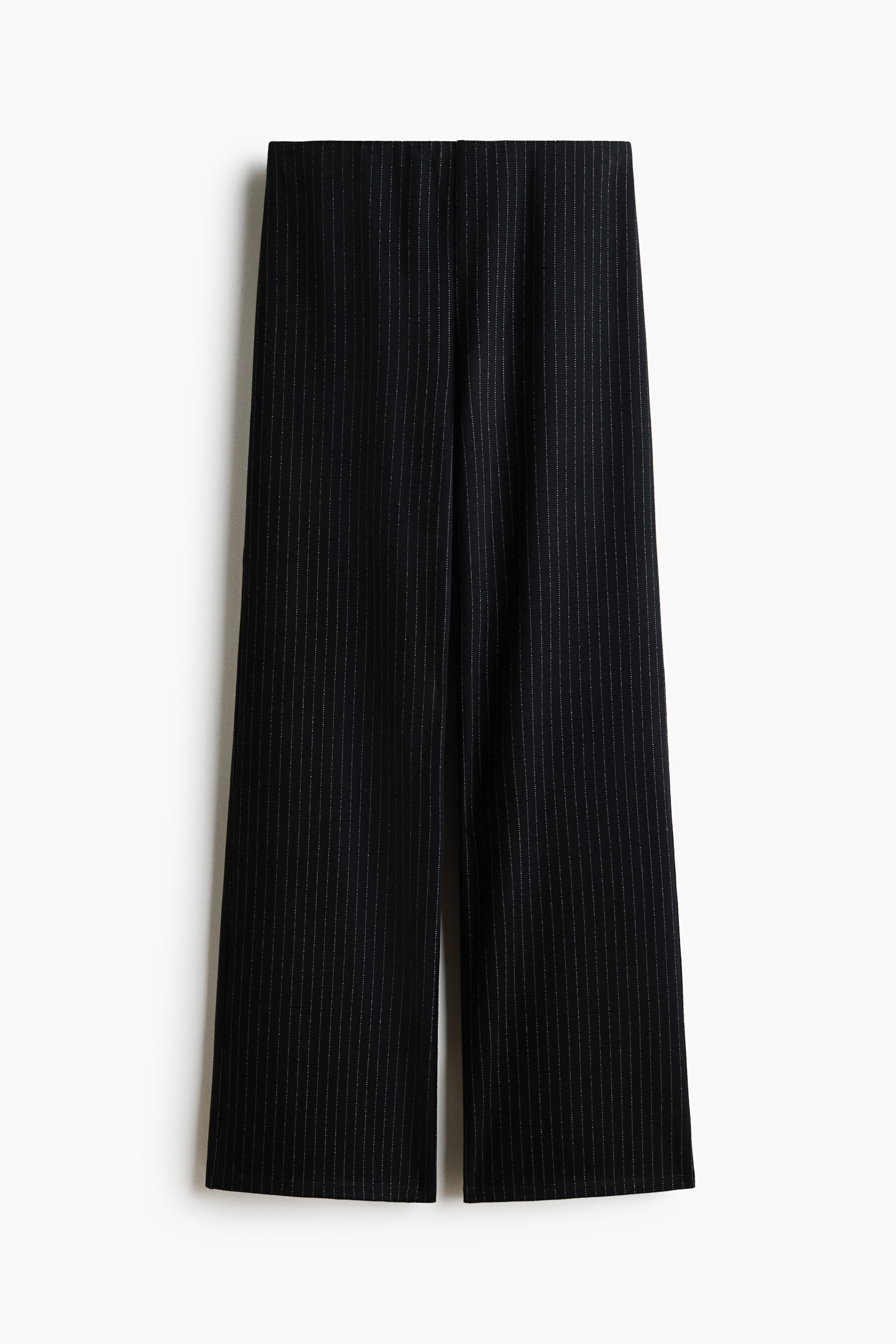 Größeres Bild anzeigen: Die schwarze Hose ist in der Vorderansicht mit dünnen, hellen vertikalen Nadelstreifen zu sehen. Sie verfügt über ein gerade geschnittenes Bein und einen flachen Bund mit glatter Front.
