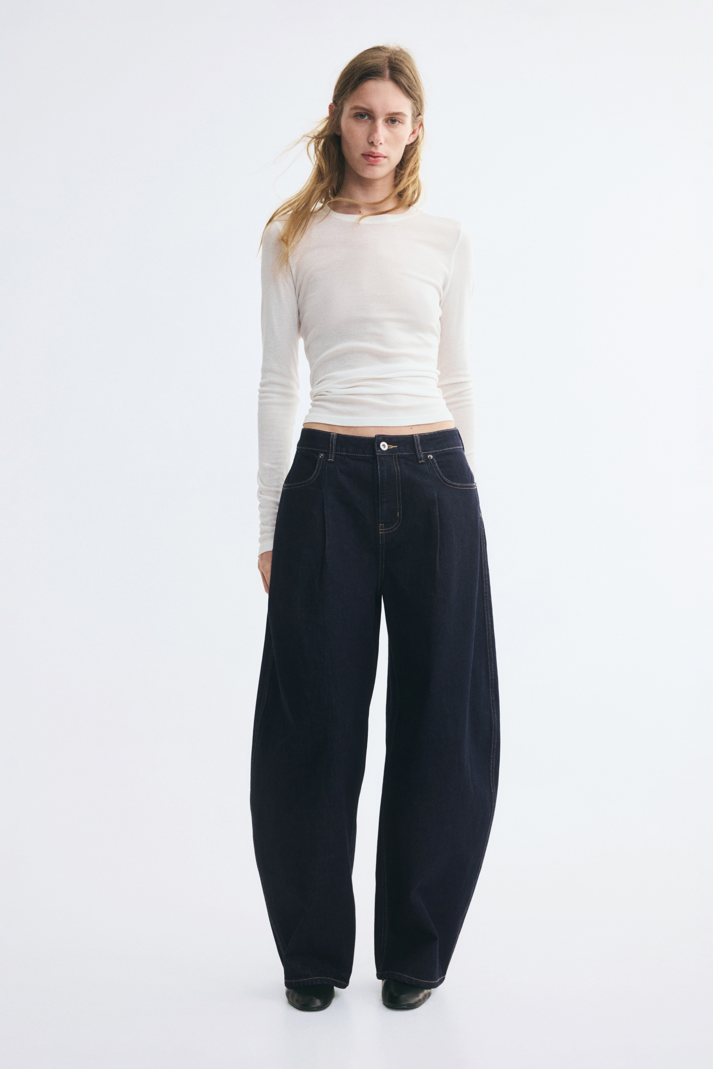 Barrel Regular Waist JeansModel
