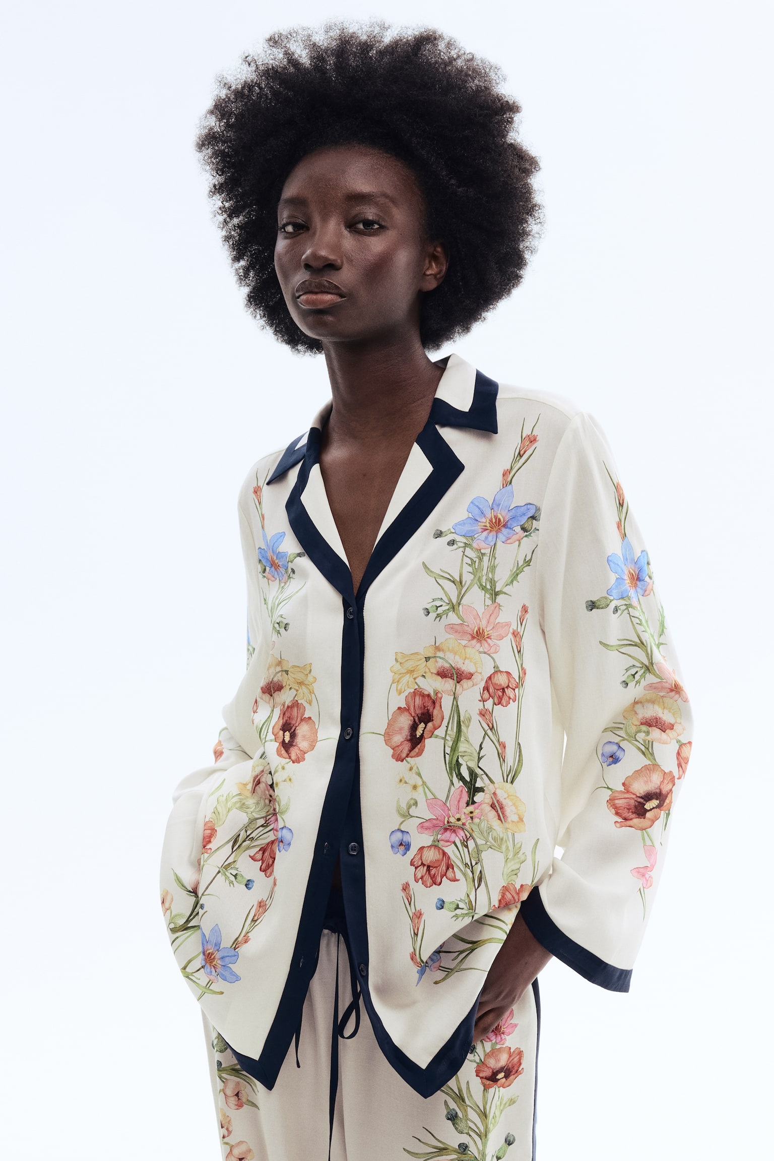 Женская рубашка H&M Printed Lyocell Resort, цвет: Кремовый / С принтом — фото 2
