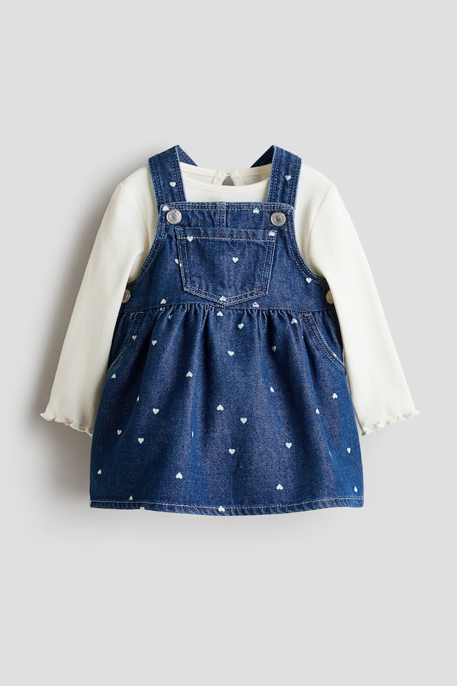 2-teiliges Set mit Latzkleid und Shirt - Denimblau/Herzen/Hellrosa/Herzen - 1